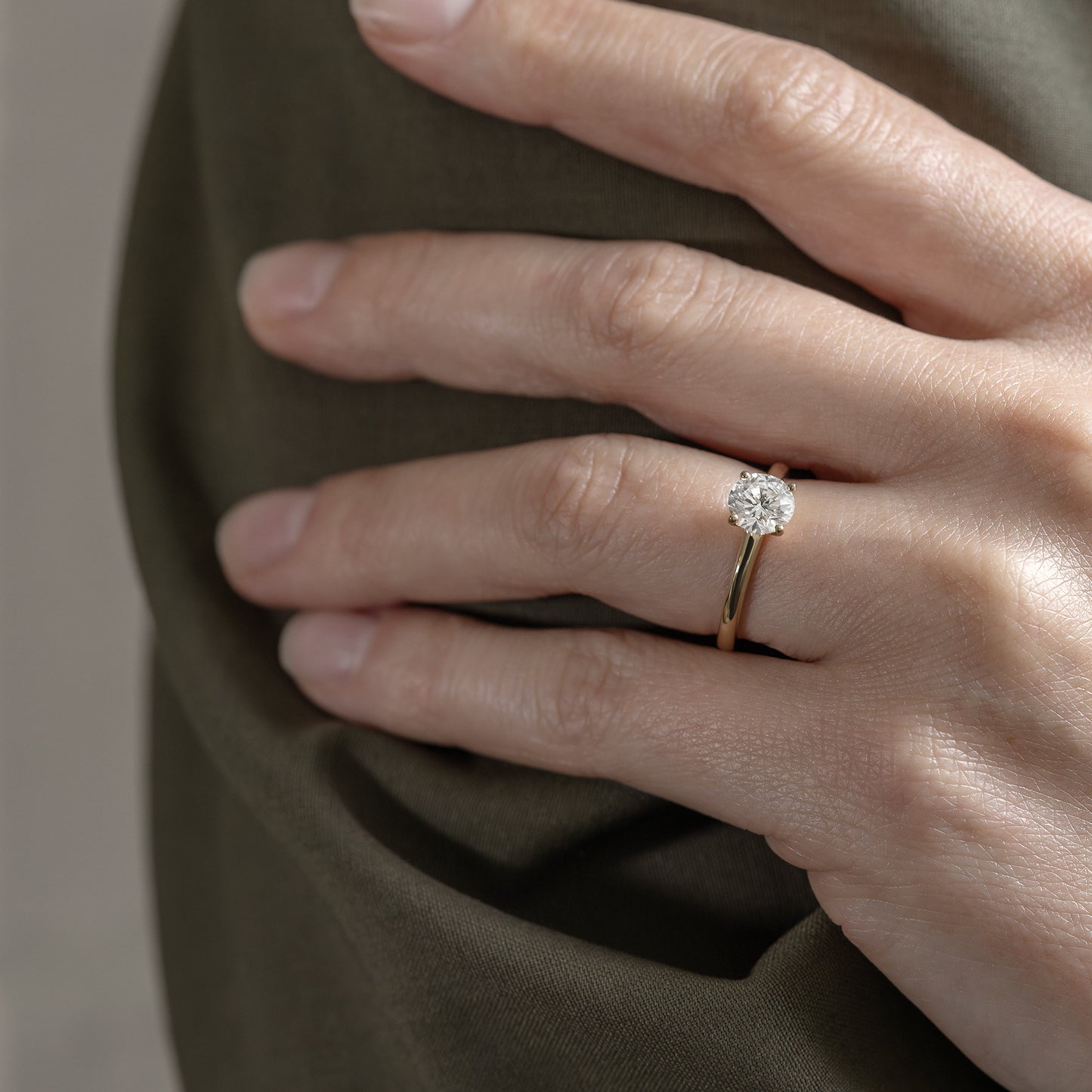 Round Diamond solitaire ring 585 guld 14k 14ct yellow gold white rødguld hvidguld solid polished blank classic feminine klassisk slim tynd smal massiv minimal simple simpel modern timeless diamant lab-grown hvid forlovelsesring engagementring 0.30 0.50 0.75 1.0 ct carat handcraftedcph handcrafted jewelry Copenhagen handmade danish design