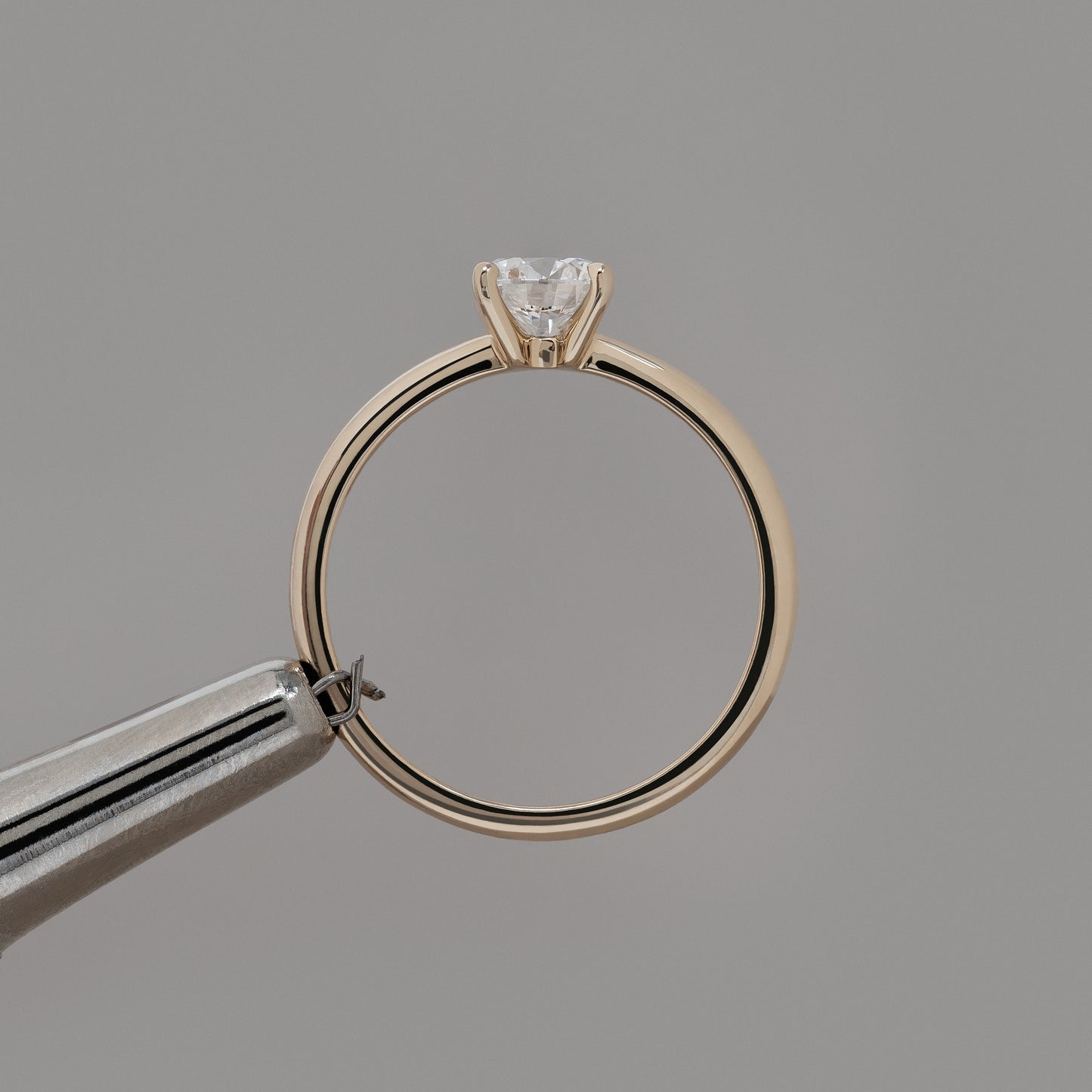 Round Diamond solitaire ring 585 guld 14k 14ct yellow gold white rødguld hvidguld solid polished blank classic feminine klassisk slim tynd smal massiv minimal simple simpel modern timeless diamant lab-grown hvid forlovelsesring engagementring 0.30 0.50 0.75 1.0 ct carat handcraftedcph handcrafted jewelry Copenhagen handmade danish design