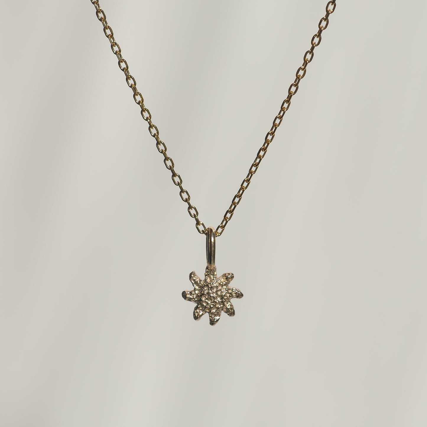 Sun charm pendant 9k 375 guld solid gold feminine feminin sol cute petite dainty intricate molten textured tekstur symbol classic klassisk simple simpel modern timeless elegant handcraftedcph handcrafted jewelry copenhagen handmade danish design contemporary