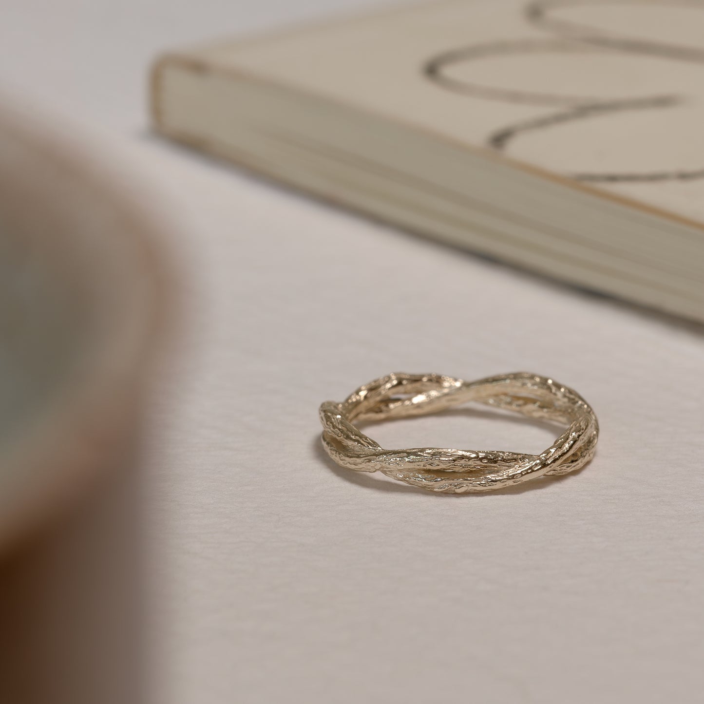 Vega ring 375 guld solid gold tekstur texture feminine classic klassisk simple simpel modern timeless handcraftedcph handcrafted jewelry copenhagen handmade danish design contemporary