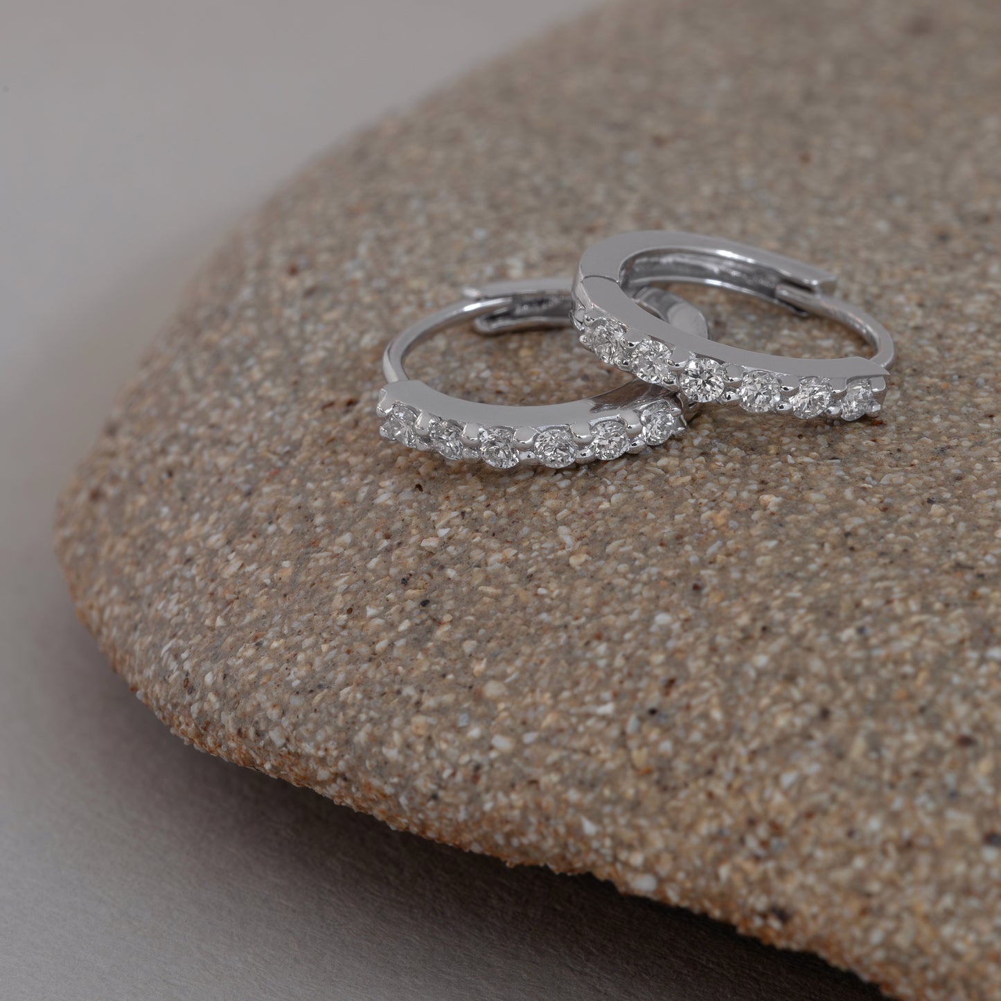 Vera Hoops 9k 375 solid white gold massivt hvidguld white diamonds hvide diamanter lab lab-grown diamonds huggie click simple light comfortable classic klassisk elegant minimalistic minimalistisk handmande handcrafted Copenhagen handcraftedcph contemporary beautiful tidløs timeless classy