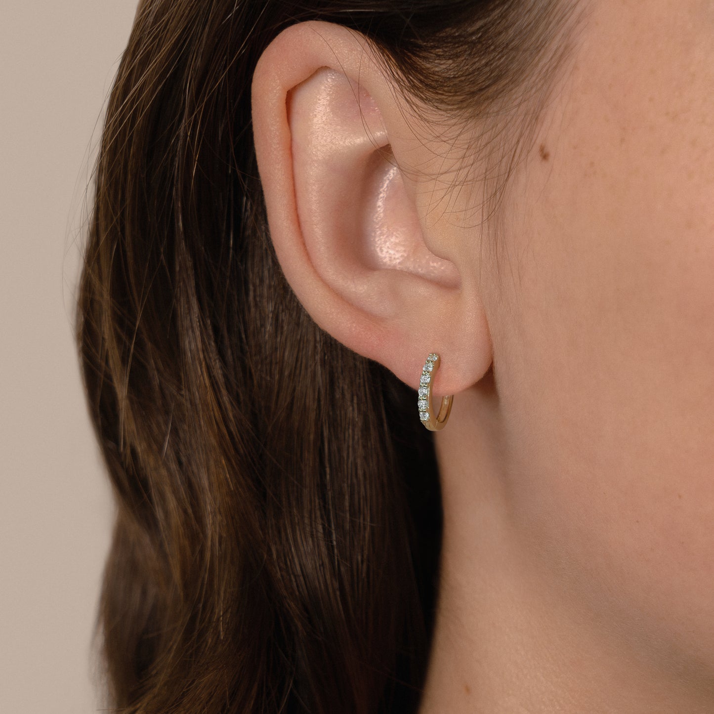 Vera Hoops 9k 375 solid gold massivt guld white diamonds hvide diamanter lab lab-grown huggie click simple light comfortable classic klassisk elegant minimalistic minimalistisk handmande handcrafted Copenhagen handcraftedcph contemporary beautiful tidløs timeless classy