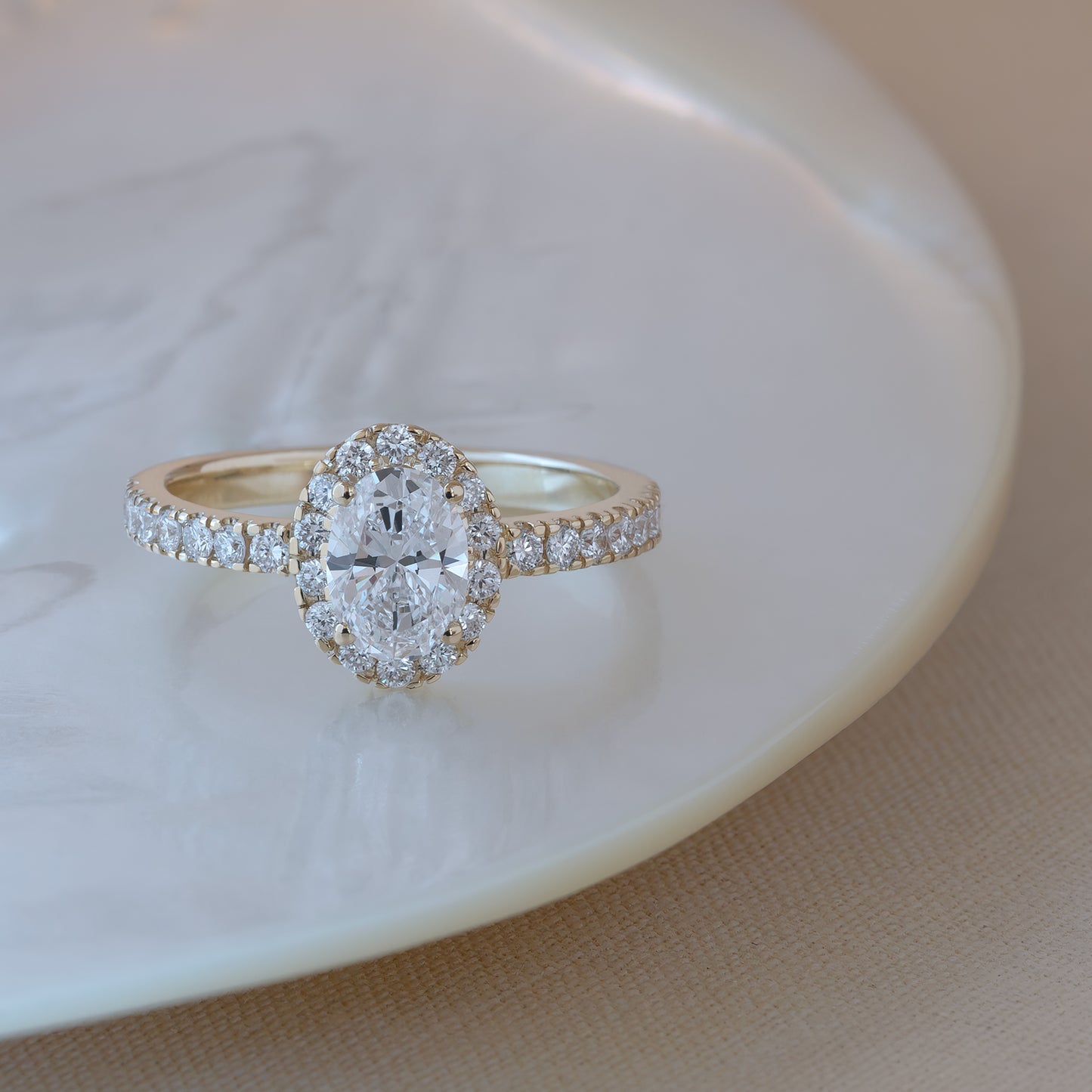 ring diamond ring copenhagen handcraftedcph københavn wedding weddingring engagement solid gold forlovelse bryllup diamanter klassisk