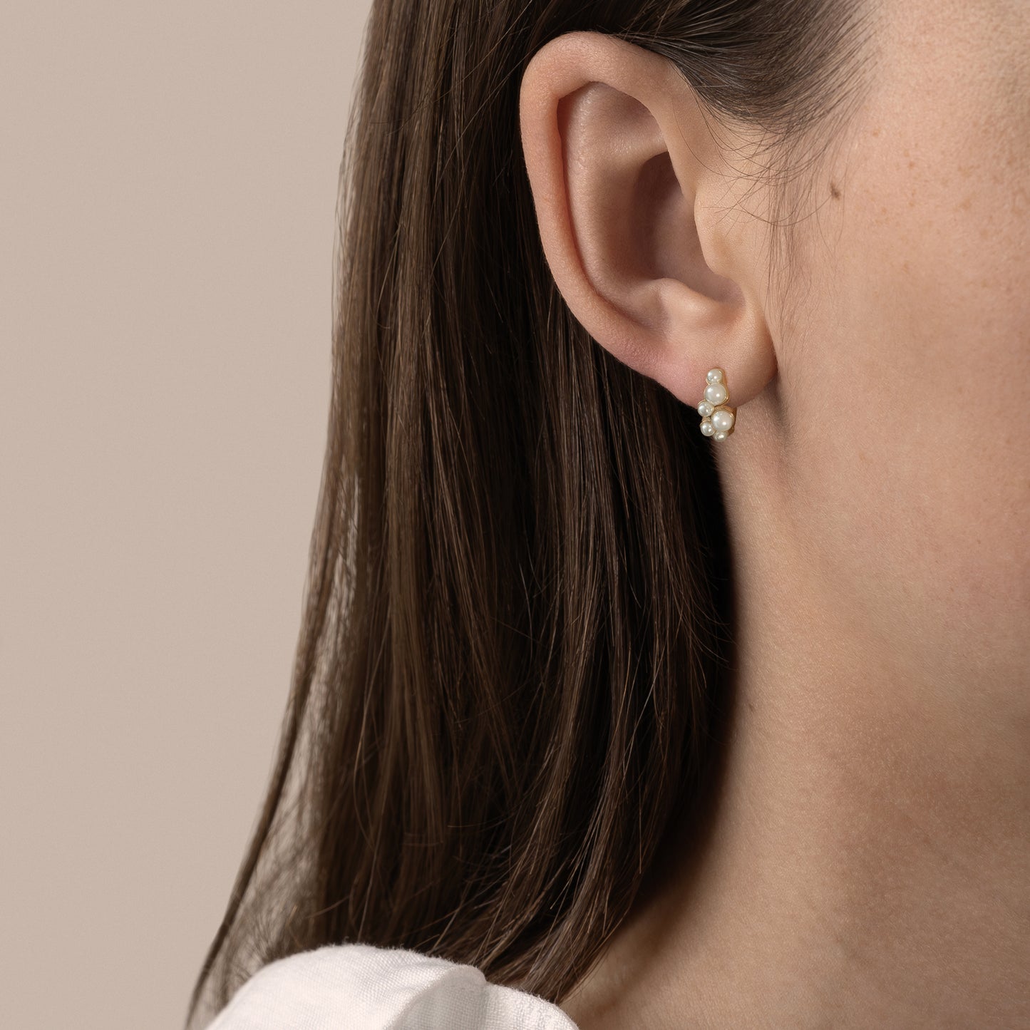 Vigga pearl hoops earrings øreringe 925 silver sølv forgyldt 18k gold plated shiny 11mm perler shell cluster feminine feminin dainty intricate classic klassisk simple simpel modern timeless elegant handcraftedcph handcrafted jewelry copenhagen handmade danish design contemporary mix match