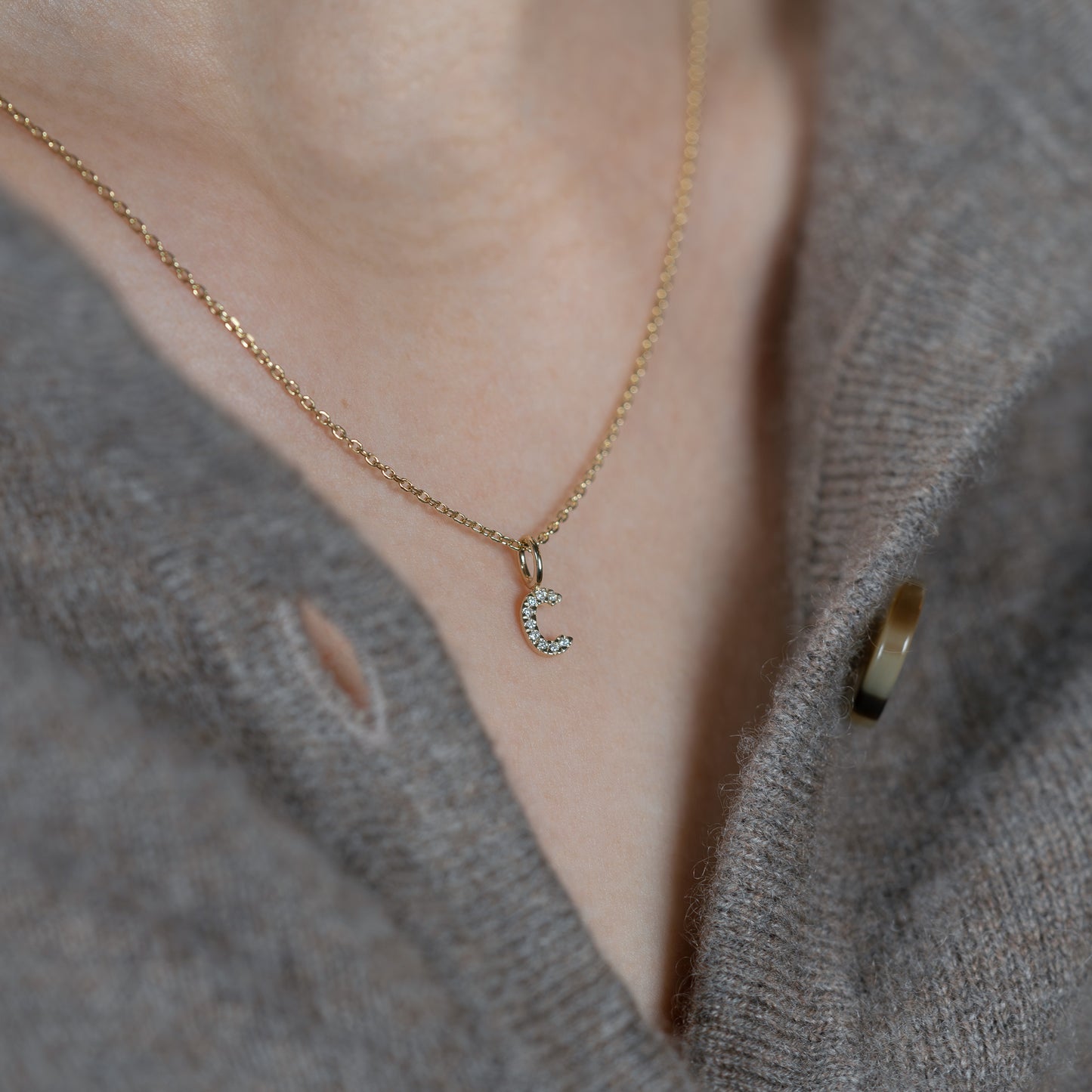 diamond Letter Charm 375 9k solid gold massiv guld lab grown diamant pendant vedhæng bogstav HandcraftedCPH handcrafted Copenhagen handmade Danish design molten organic texture symbol petit cute smeltet lab diamant bogstavvedhæng initial letters