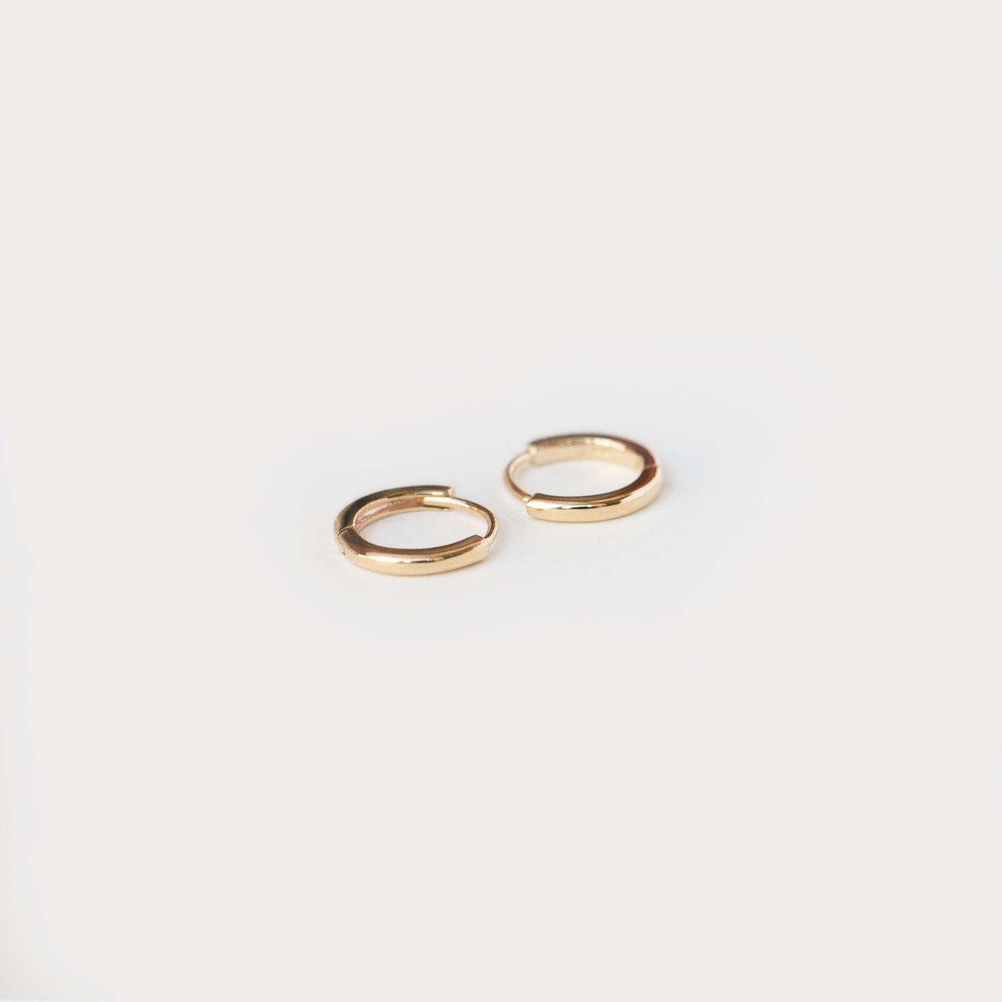 10mm Olivia creoles hoops solid gold 9k massiv guld øreringe huggie click closure handcraftedcph danish design minimal