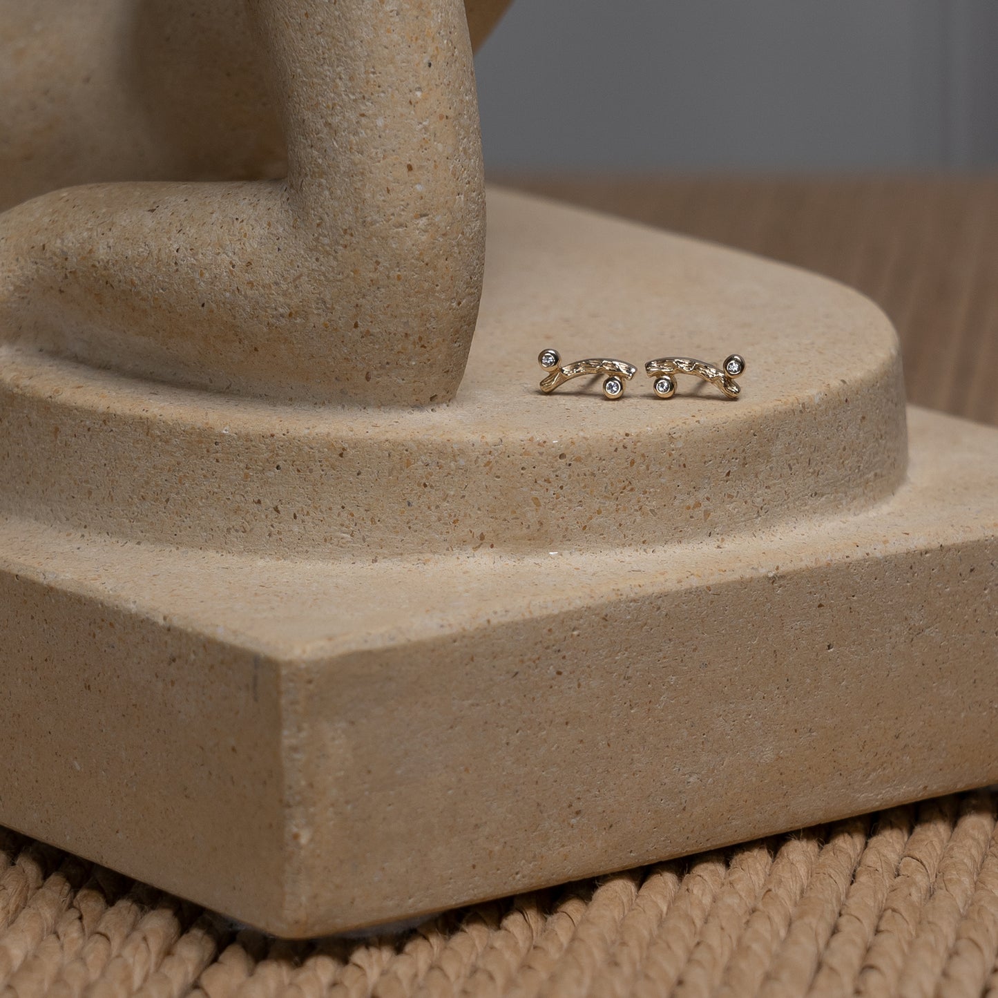 Aisha ear studs 9k solid gold handcraftedcph handmade nature natural massiv guld 9k organic structured white sapphire hvid safir guldøreringe øreringe ørestikker handmade danish design classic