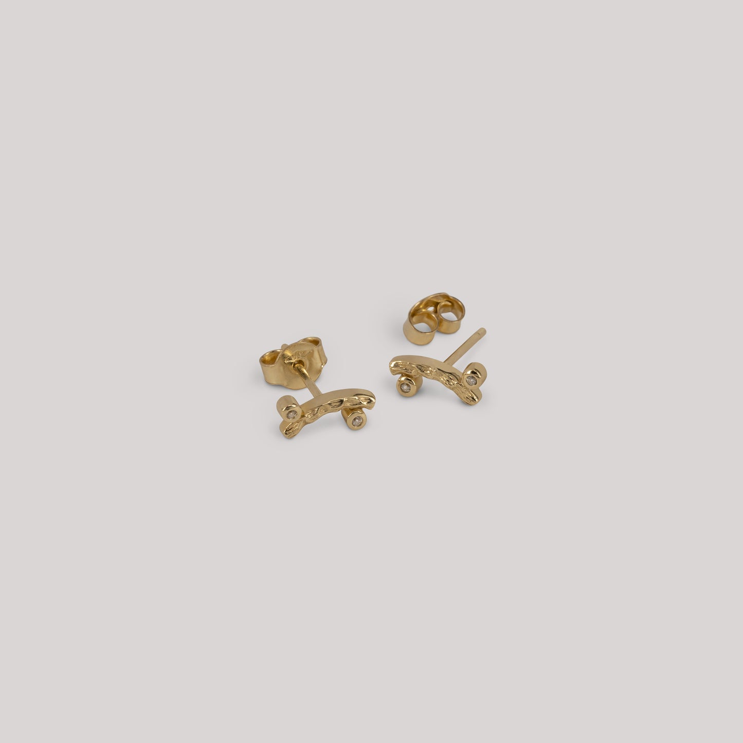 Aisha ear studs 9k solid gold handcraftedcph handmade nature natural massiv guld 9k organic structured white sapphire hvid safir guldøreringe øreringe ørestikker handmade danish design classic