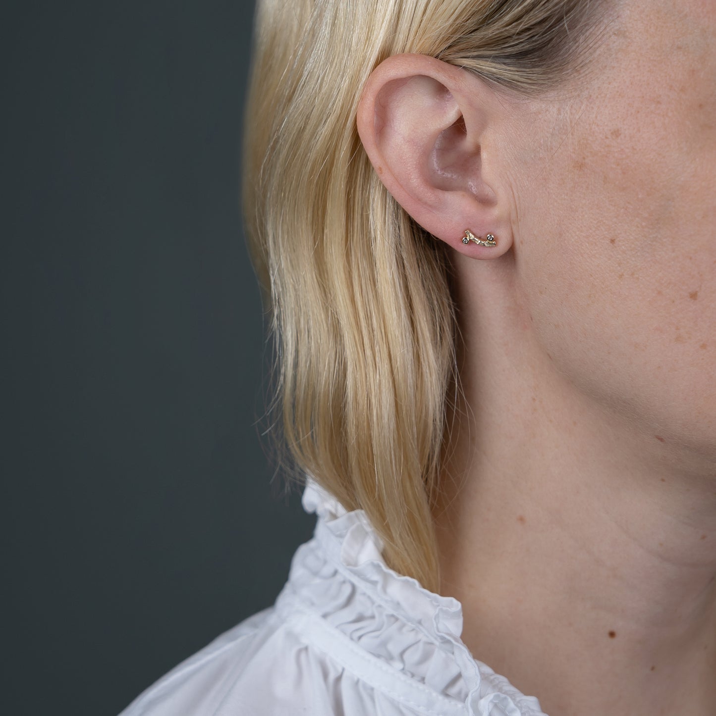 Aisha ear studs 9k solid gold handcraftedcph handmade nature natural massiv guld 9k organic structured white sapphire hvid safir guldøreringe øreringe ørestikker handmade danish design classic