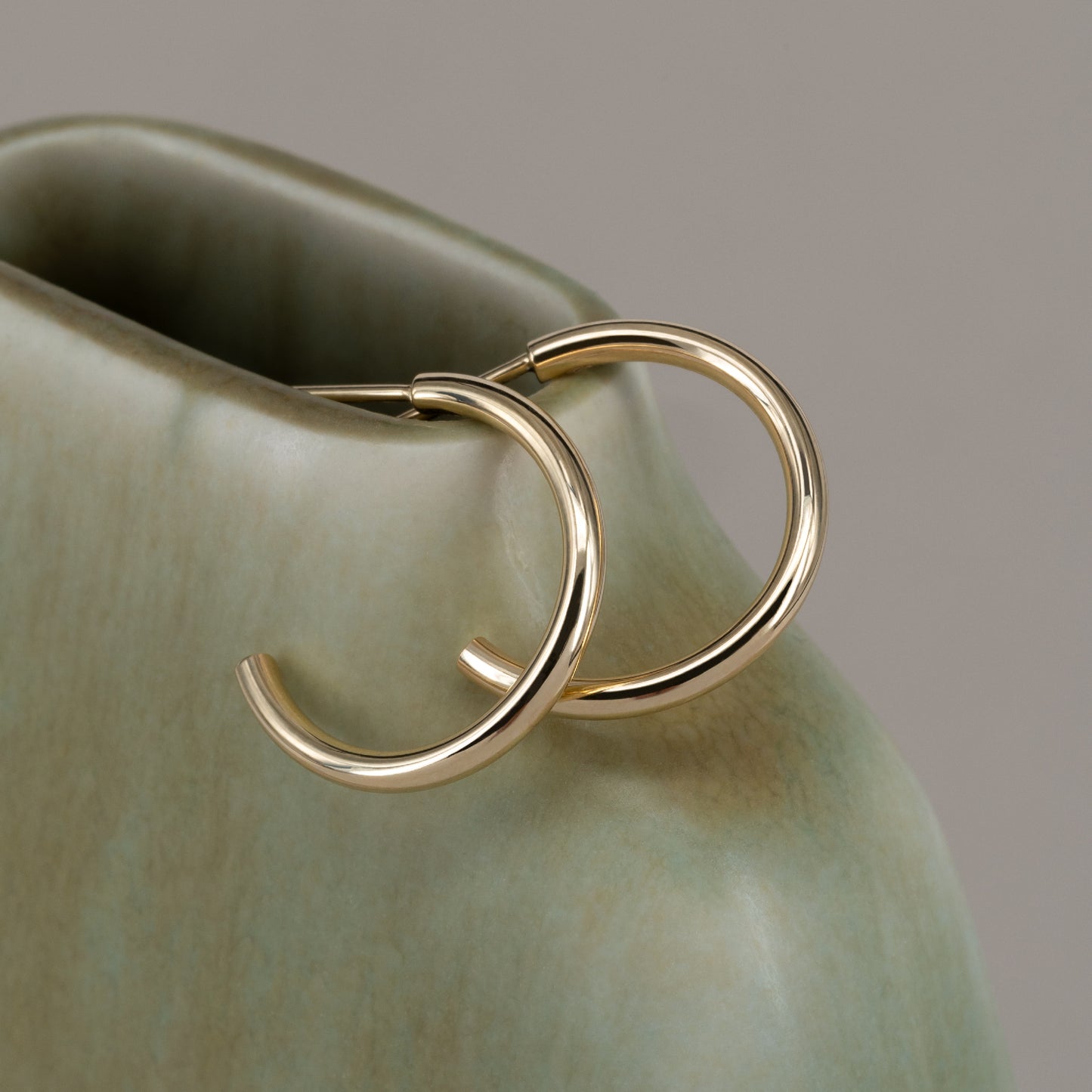 Audrey Hoops ørering 9k 375 solid gold massivt guld simple light comfortable classic klassisk elegant minimalistic minimalistisk handmande handcrafted Copenhagen handcraftedcph beautiful