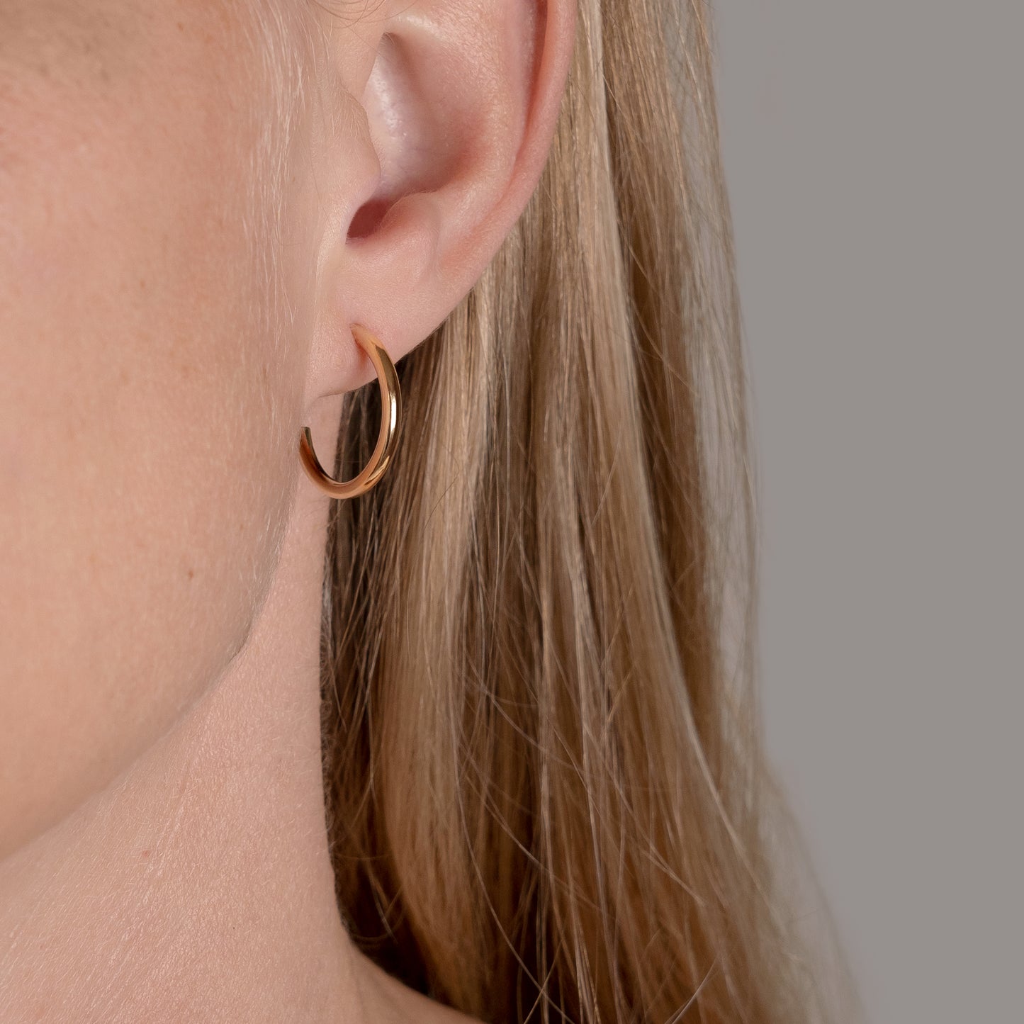 Audrey Hoops ørering 9k 375 solid gold massivt guld simple light comfortable classic klassisk elegant minimalistic minimalistisk handmande handcrafted Copenhagen handcraftedcph beautiful