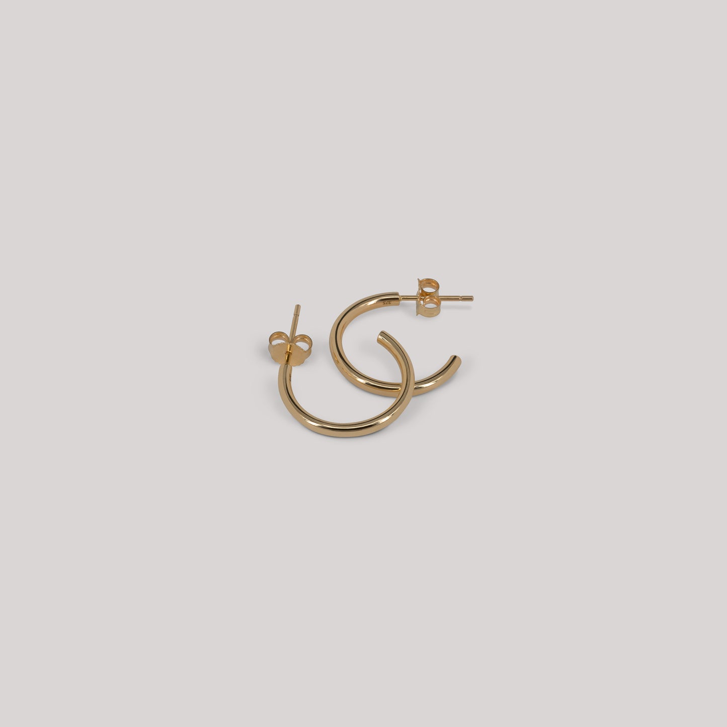 Audrey Hoops ørering 9k 375 solid gold massivt guld simple light comfortable classic klassisk elegant minimalistic minimalistisk handmande handcrafted Copenhagen handcraftedcph beautiful
