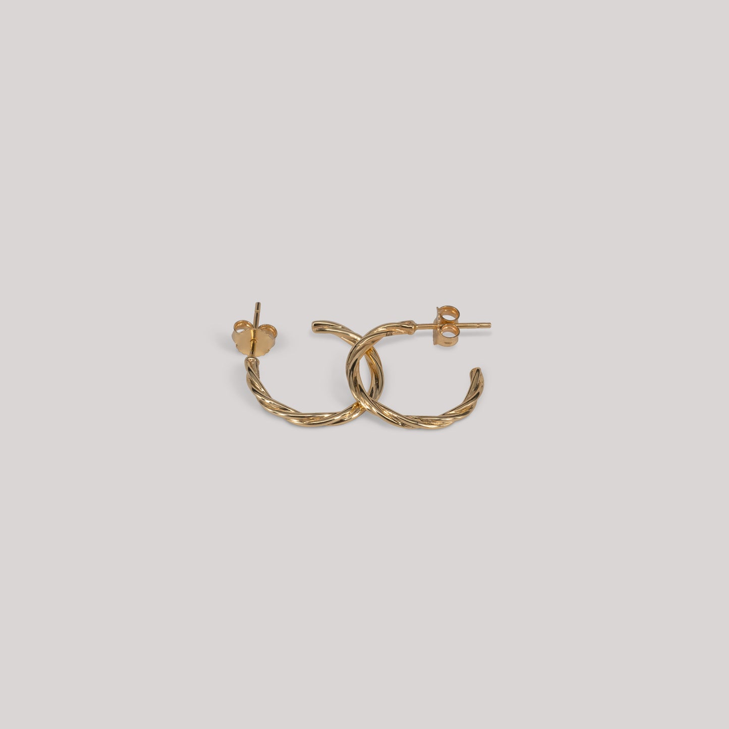 Ayla Hoops twisted ørering 9k 375 solid gold massivt guld simple light comfortable everyday classic klassisk elegant minimalistic minimalistisk handmande handcrafted Copenhagen handcraftedcph beautiful