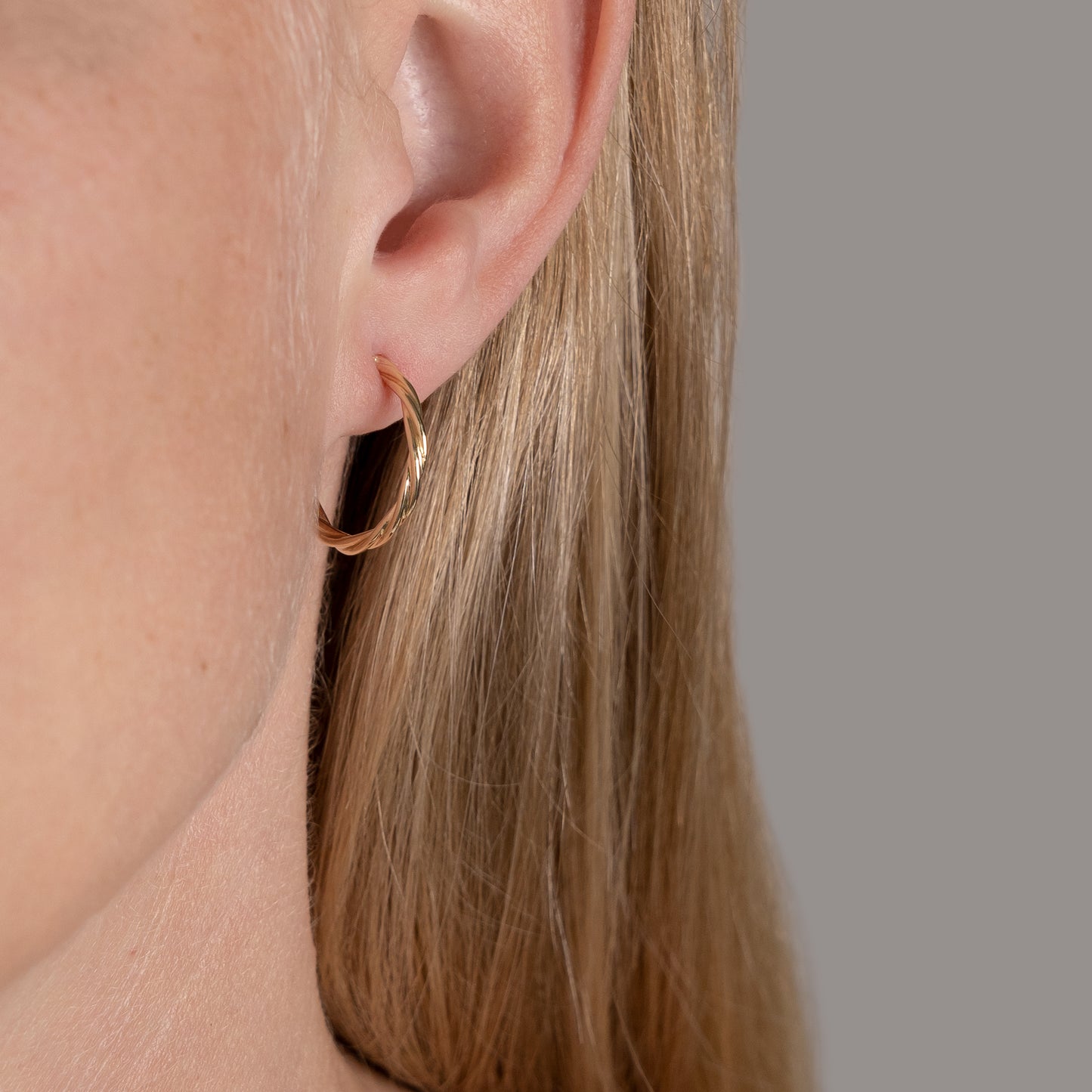 Ayla Hoops twisted ørering 9k 375 solid gold massivt guld simple light comfortable everyday classic klassisk elegant minimalistic minimalistisk handmande handcrafted Copenhagen handcraftedcph beautiful