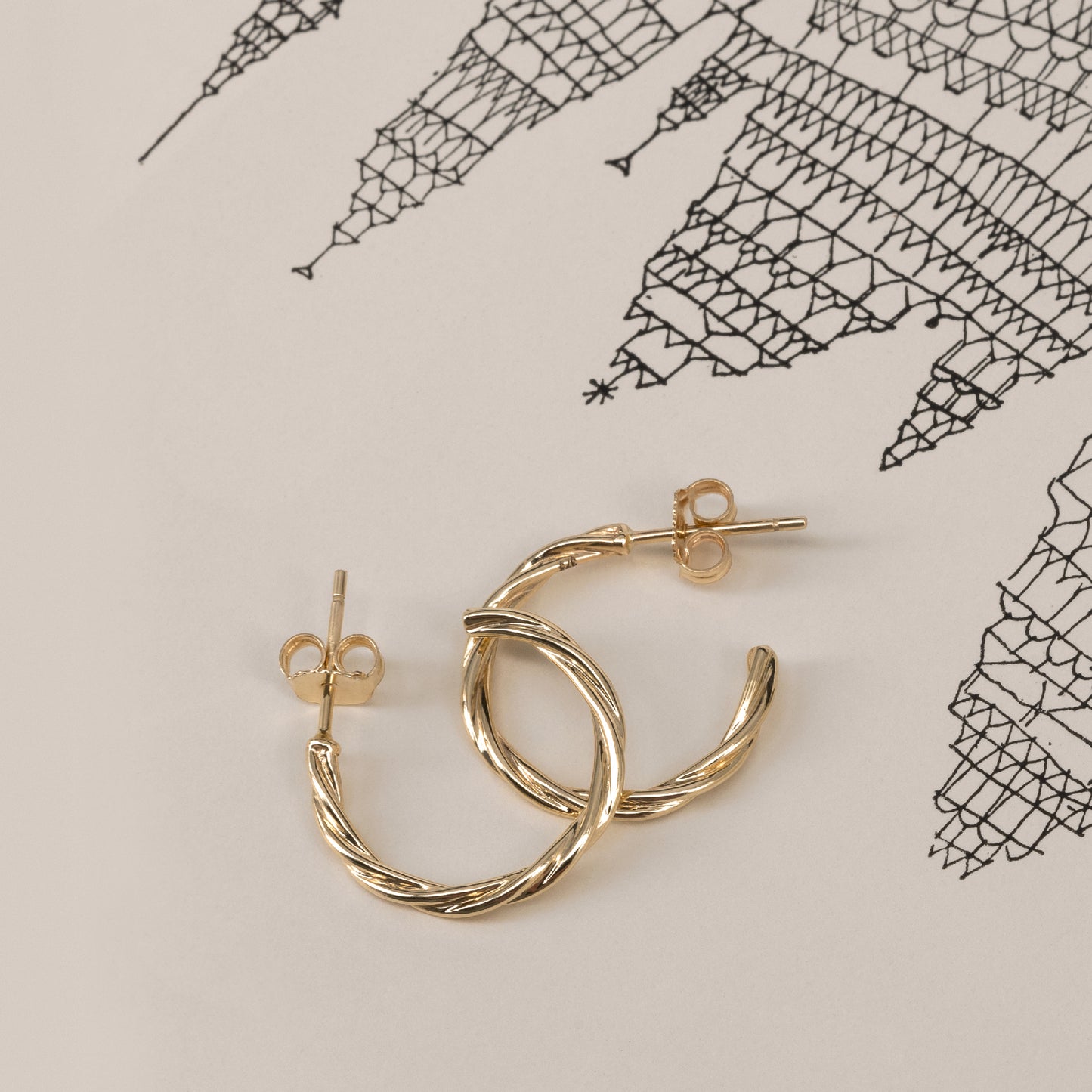 Ayla Hoops twisted ørering 9k 375 solid gold massivt guld simple light comfortable everyday classic klassisk elegant minimalistic minimalistisk handmande handcrafted Copenhagen handcraftedcph beautiful