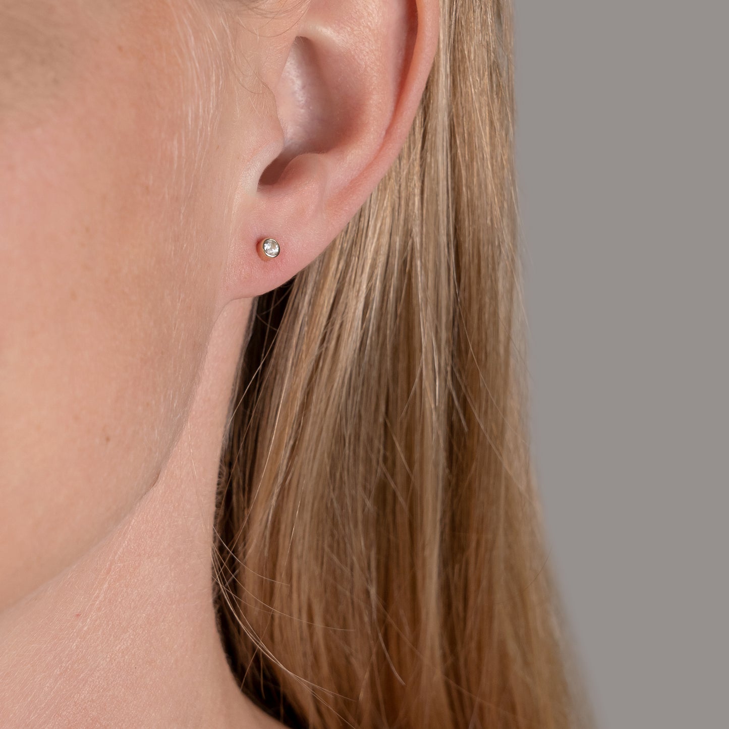 Claire Ear Studs white sapphire hvid safir 9k 375 solid gold massiv guld earring ørering bezel rørfatning handmade handcrafted copenhagen handcraftedcph simple elegant