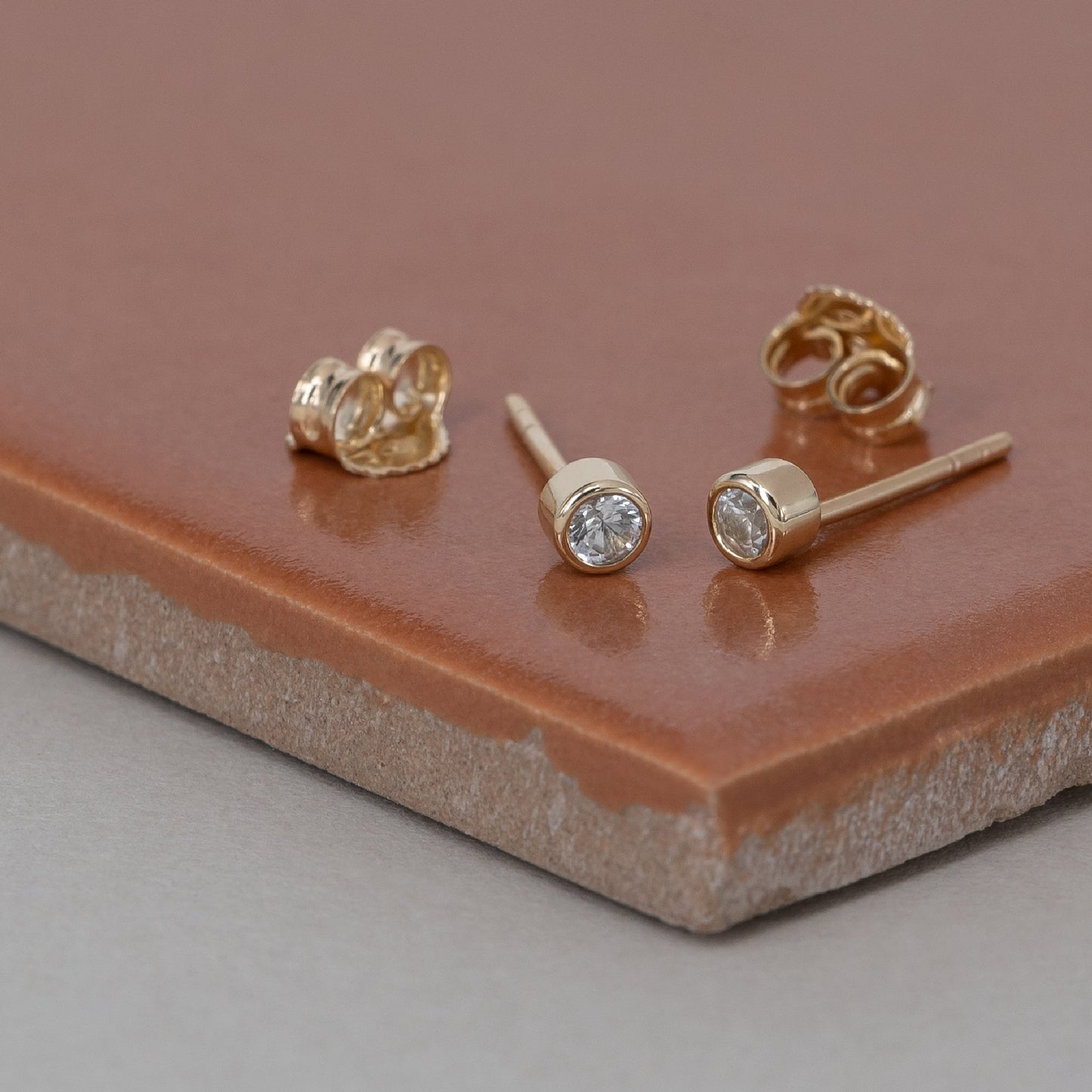 Claire Ear Studs white sapphire hvid safir 9k 375 solid gold massiv guld earring ørering bezel rørfatning handmade handcrafted copenhagen handcraftedcph simple elegant