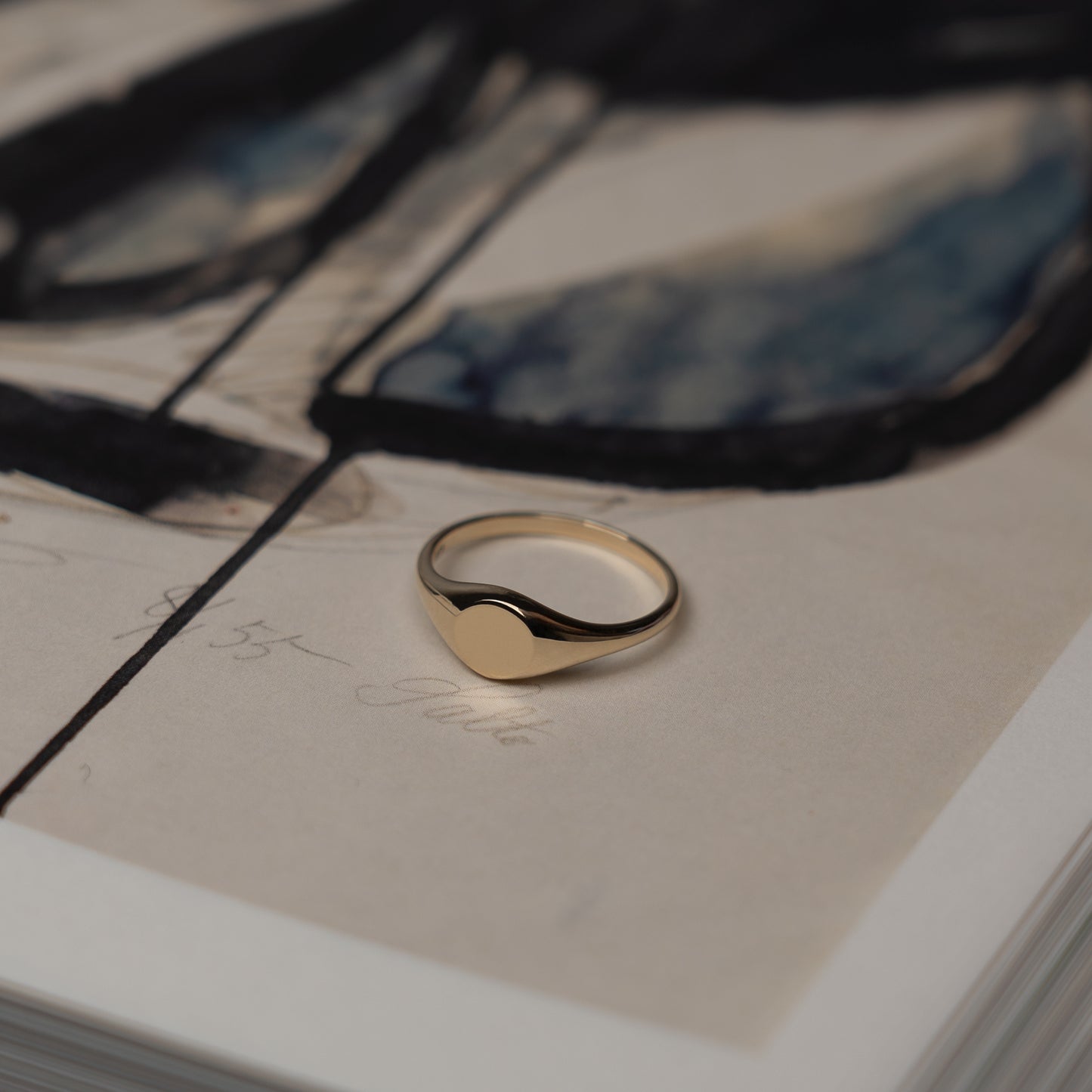 Gloria round signet ring solid gold 9k massiv guld rund signetring chunky classic minimal handcraftedcph danish design handmade handcrafted copenhagen minimal