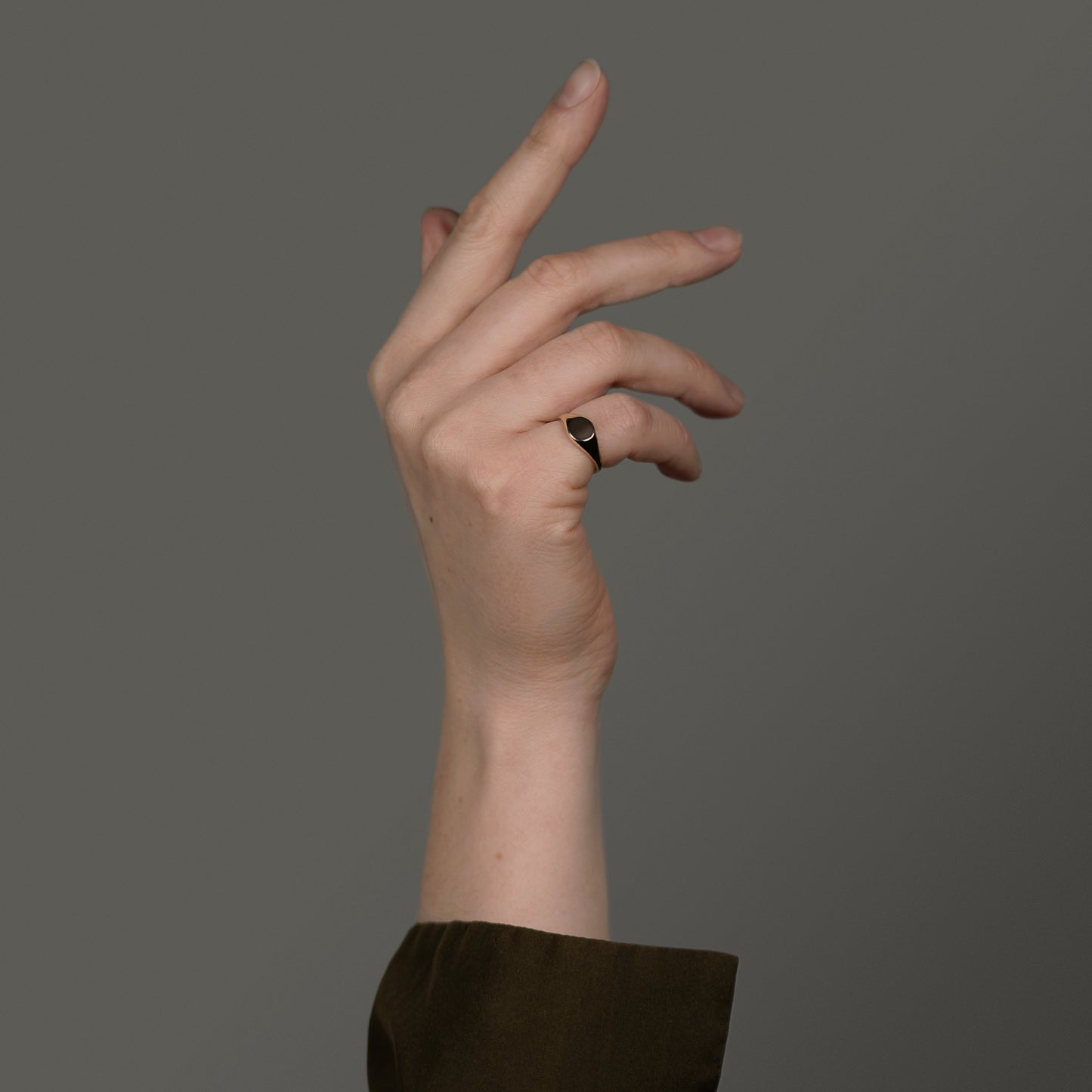 Gloria round signet ring solid gold 9k massiv guld rund signetring chunky classic minimal handcraftedcph danish design handmade handcrafted copenhagen minimal