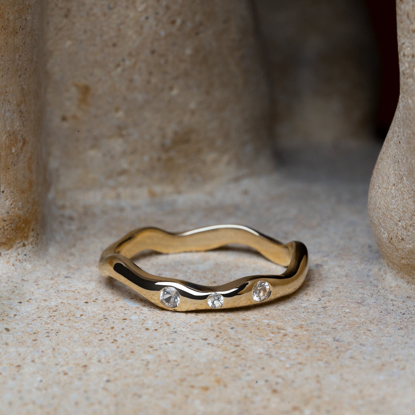 Isabel Ring 375 9k solid gold massivt guld white sapphire hvid safir engagement forlovelse simple enkel organic wavy movement HandcraftedCPH handcrafted Copenhagen handmade Danish design