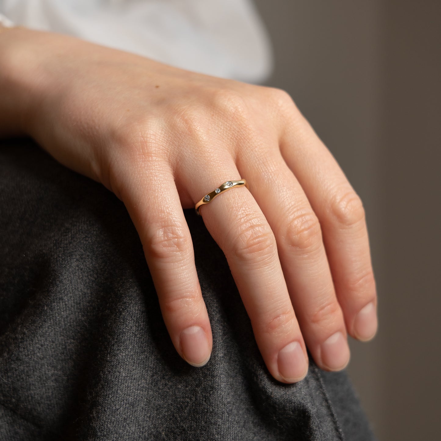 Isabel Ring 375 9k solid gold massivt guld white sapphire hvid safir engagement forlovelse simple enkel organic wavy movement HandcraftedCPH handcrafted Copenhagen handmade Danish design