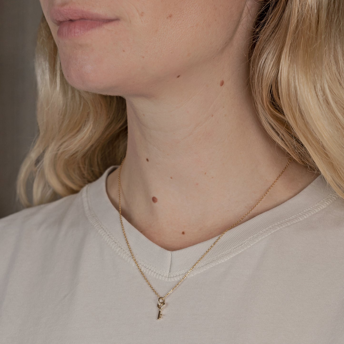 Key Charm 375 9k solid gold massivt guld pendant vedhæng nøgle HandcraftedCPH handcrafted Copenhagen handmade Danish design friendship venskab bff symbol petit cute