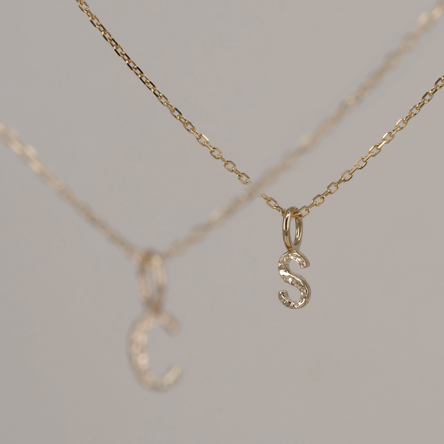 Letter Charm 375 9k solid gold massivt guld pendant vedhæng bogstav HandcraftedCPH handcrafted Copenhagen handmade Danish design molten organic texture symbol petit cute smeltet organisk bogstaver letters