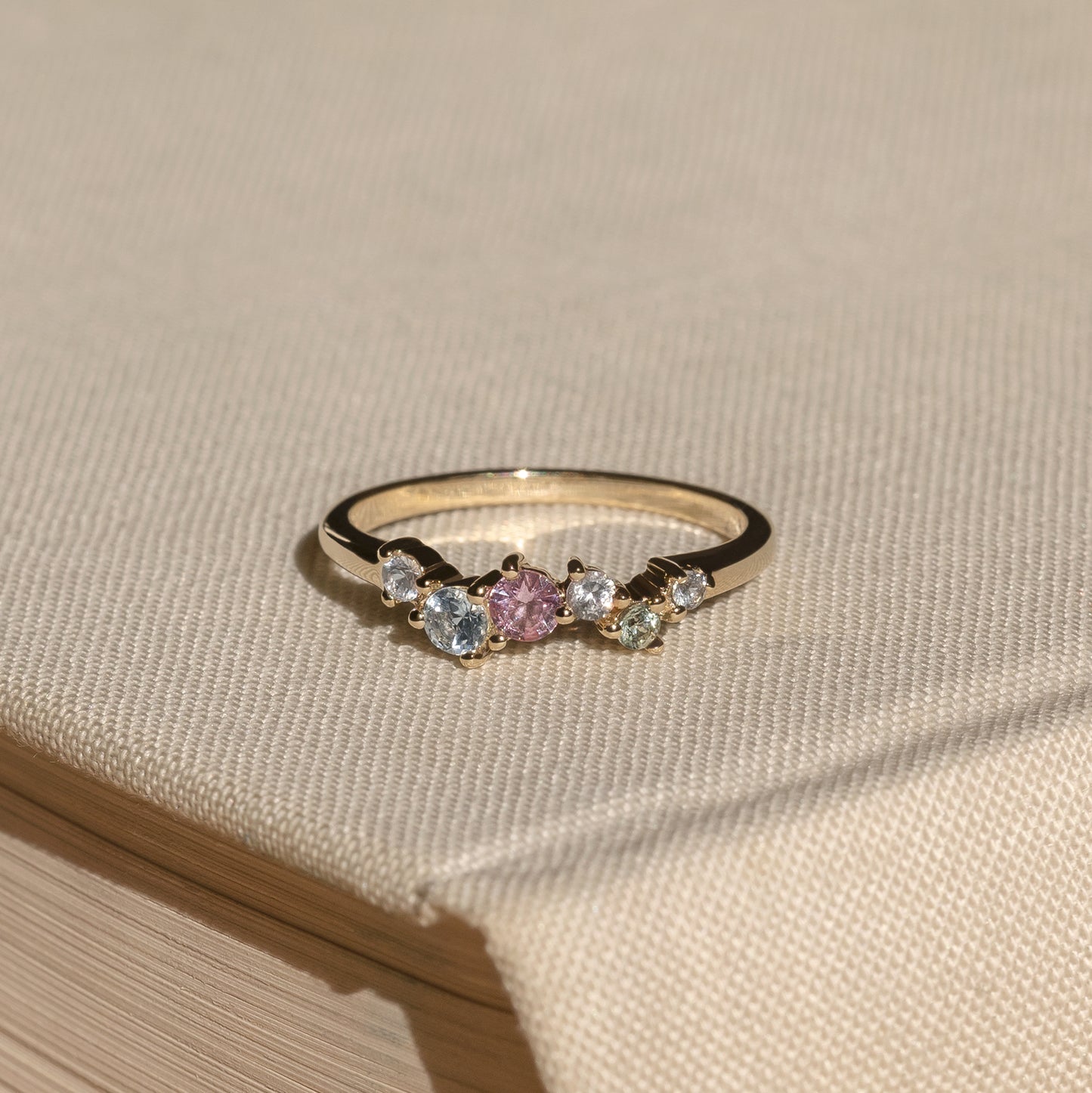 Lulu Cluster Ring 9k 375 solid gold massivt guld pastel sapphire safirer organic engagement classic klassisk elegant minimalistic minimalistisk handmande handcrafted Copenhagen handcraftedcph wedding beautiful