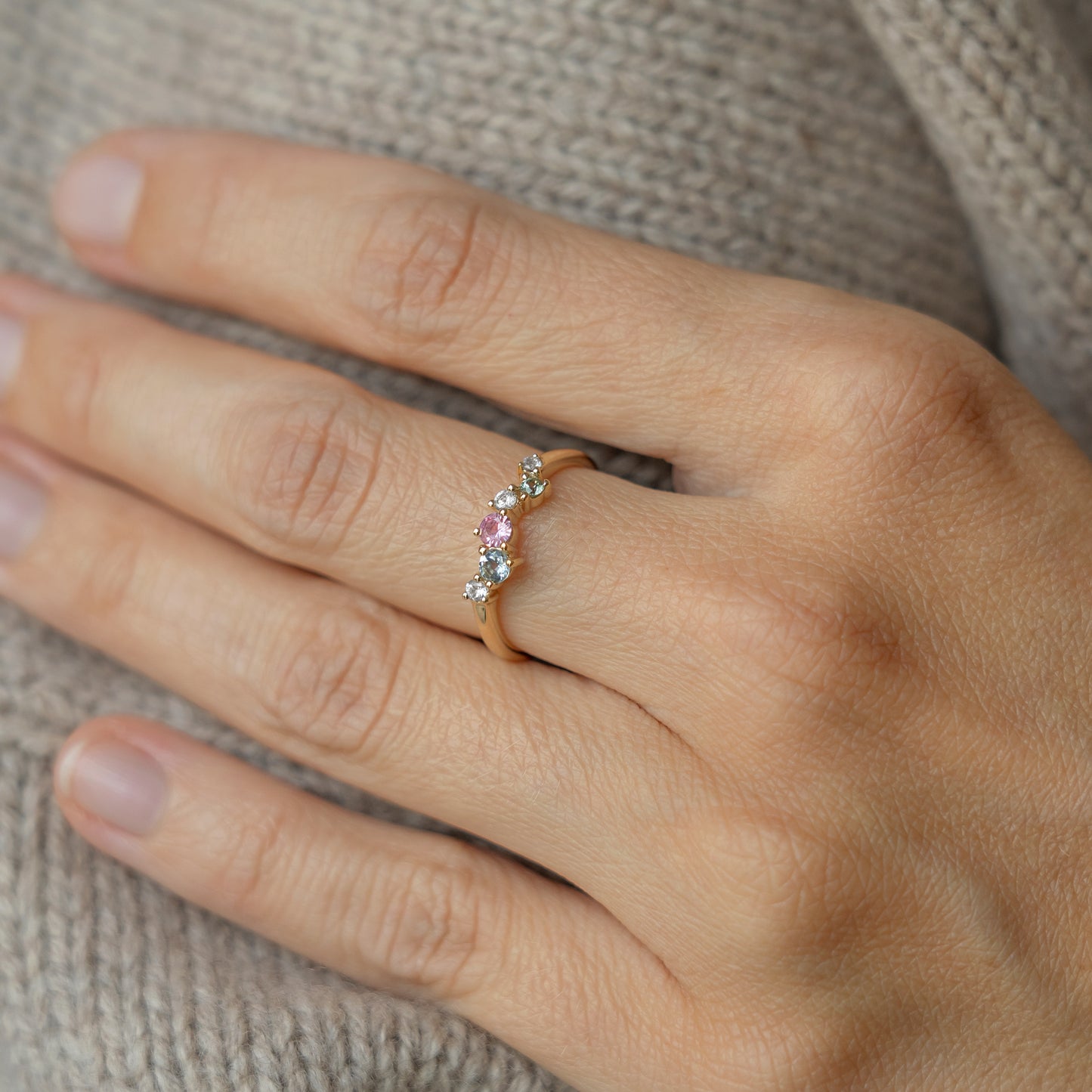 Lulu Cluster Ring 9k 375 solid gold massivt guld pastel sapphire safirer organic engagement classic klassisk elegant minimalistic minimalistisk handmande handcrafted Copenhagen handcraftedcph wedding beautiful