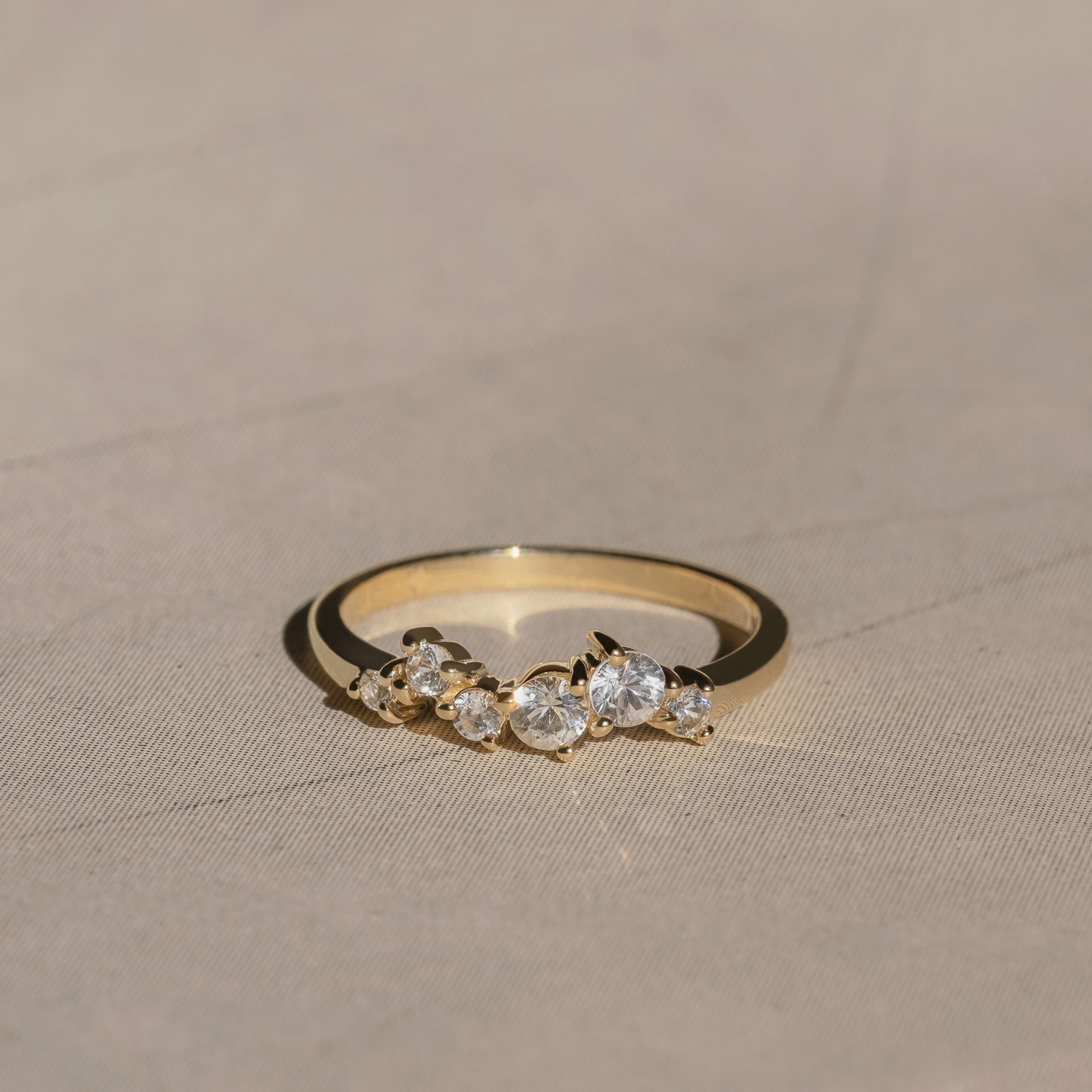 Lulu Cluster Ring 9k 375 solid gold massivt guld white sapphire hvide safirer organic engagement classic klassisk elegant minimalistic minimalistisk handmande handcrafted Copenhagen handcraftedcph wedding beautiful