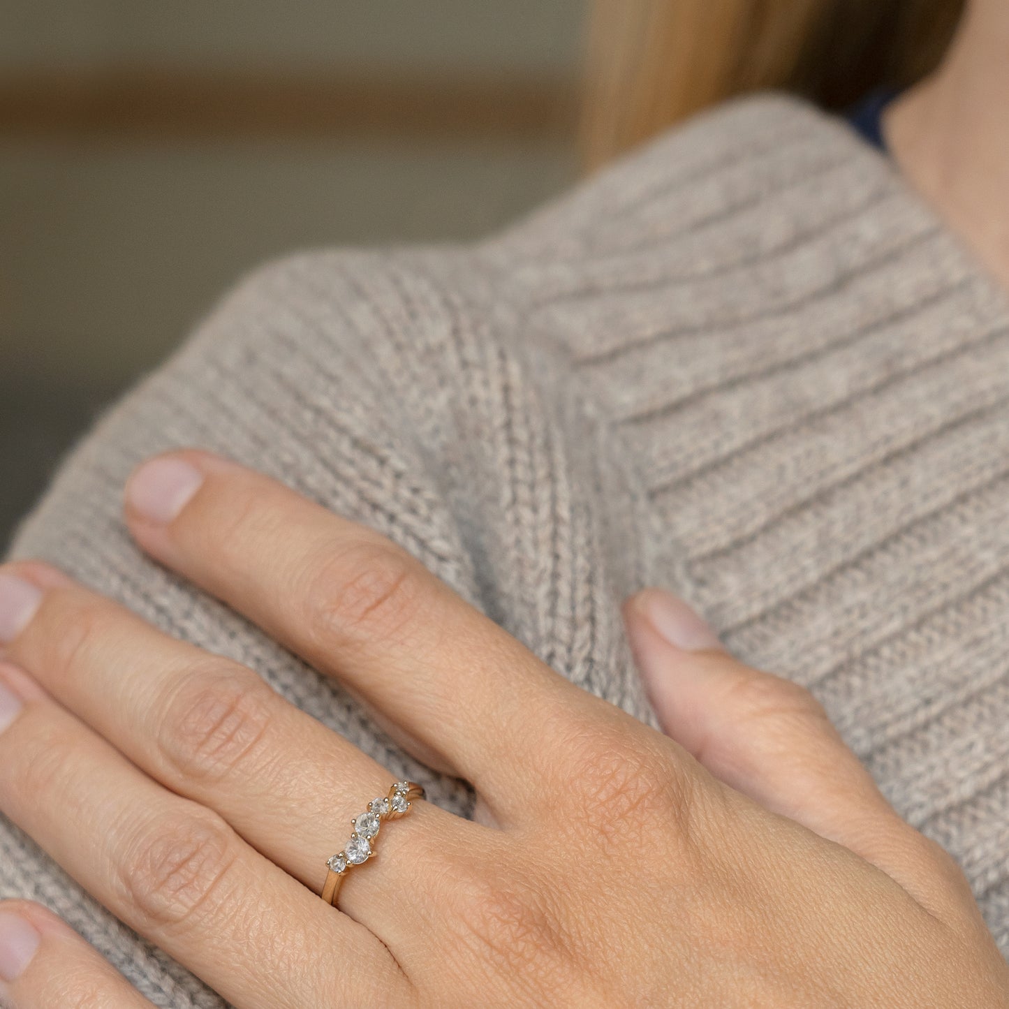 Lulu Cluster Ring 9k 375 solid gold massivt guld white sapphire hvide safirer organic engagement classic klassisk elegant minimalistic minimalistisk handmande handcrafted Copenhagen handcraftedcph wedding beautiful