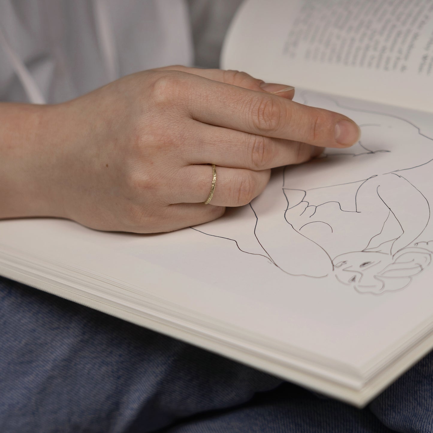 Mirah ring handcraftedcph solid gold 9k massivt guld mazy tekstur texture structrue strukturert ukurrant natural organic band ring simple classic minimal handcrafted danish design copenhagen