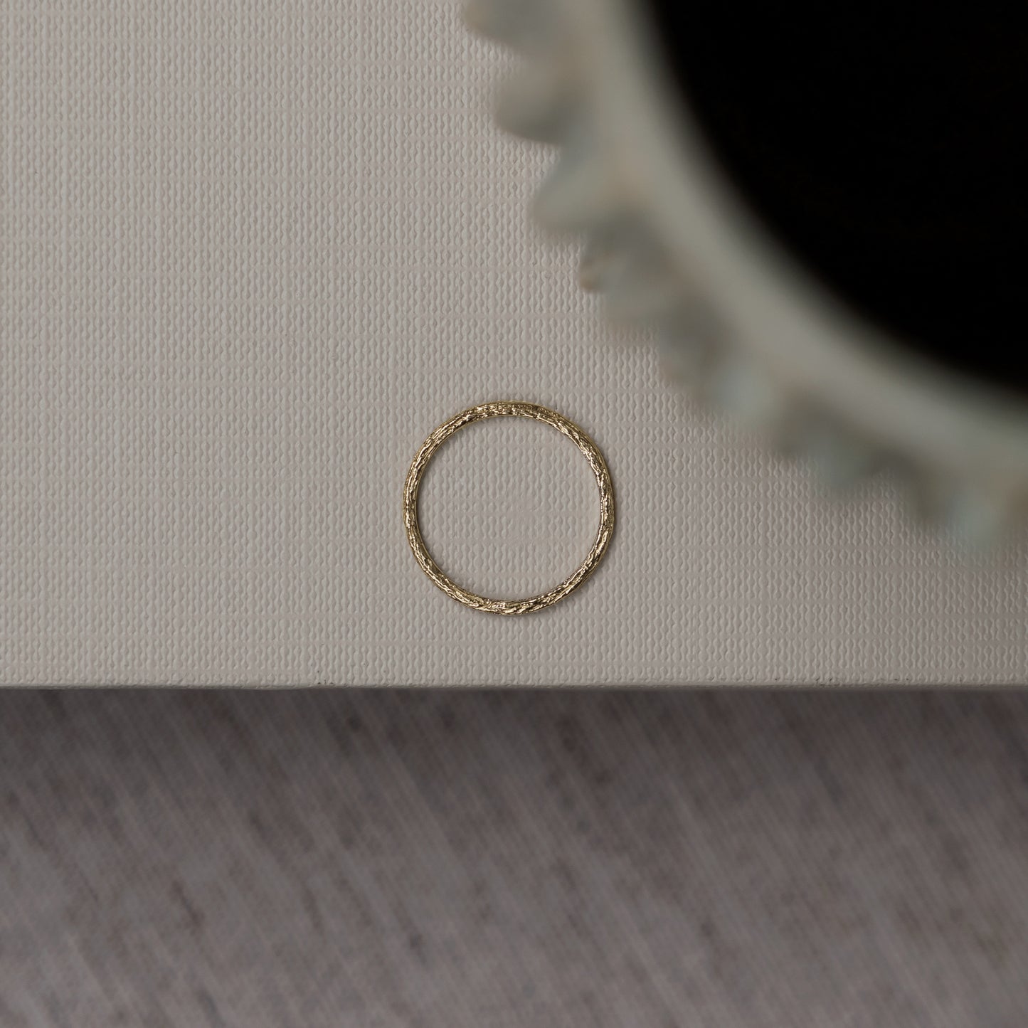 Mirah ring handcraftedcph solid gold 9k massivt guld tekstur texture structrue strukturert ukurrant natural organic band ring simple classic minimal handcrafted danish design copenhagen