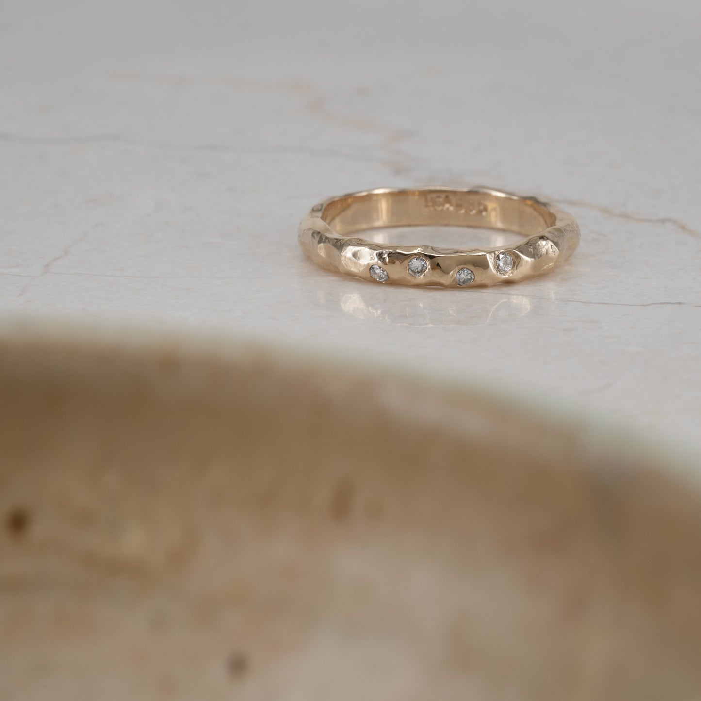 Molten Diamond Ring 585 14k solid gold massivt guld classic klassisk diamant  sten handcraftedcph handcrafted jewelry copenhagen handmade danish design contemporary simple slim smal simpel elegant banket diamanter forlovelsesring håndlavet