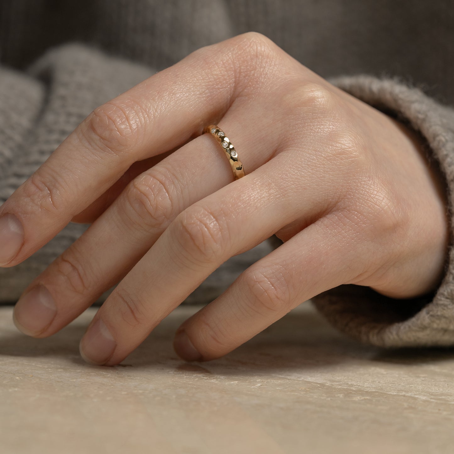 Molten Diamond Ring 585 14k solid gold massivt guld classic klassisk diamant  sten handcraftedcph handcrafted jewelry copenhagen handmade danish design contemporary simple slim smal simpel elegant banket diamanter forlovelsesring håndlavet