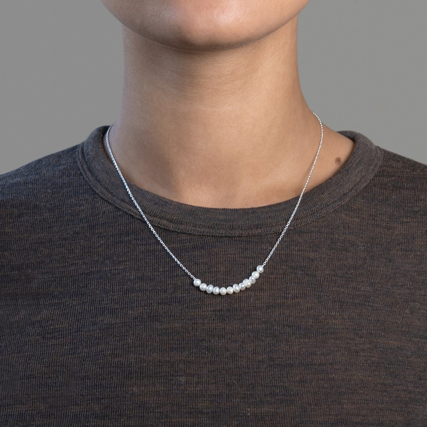 Petra necklace halskæde adjustable diamond cut faceteret slim chain perler pearls handmade copenhagen danish design natural pearls handcraftedcph sølv silver 18k gold plated forgyldt freshwater pearls ferskvandsperler copenhagen summer pearls