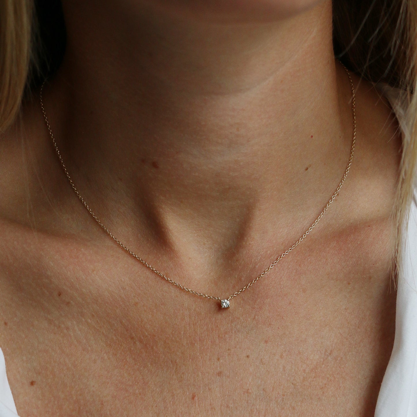 Sophie white necklace handcraftedcph white moissanite floating diamond 9k solid gold necklace halskæde guldhalskæde ren massiv guld lab moissanite floating elegant timeless handmade handcrafted handcraftedcph danish design