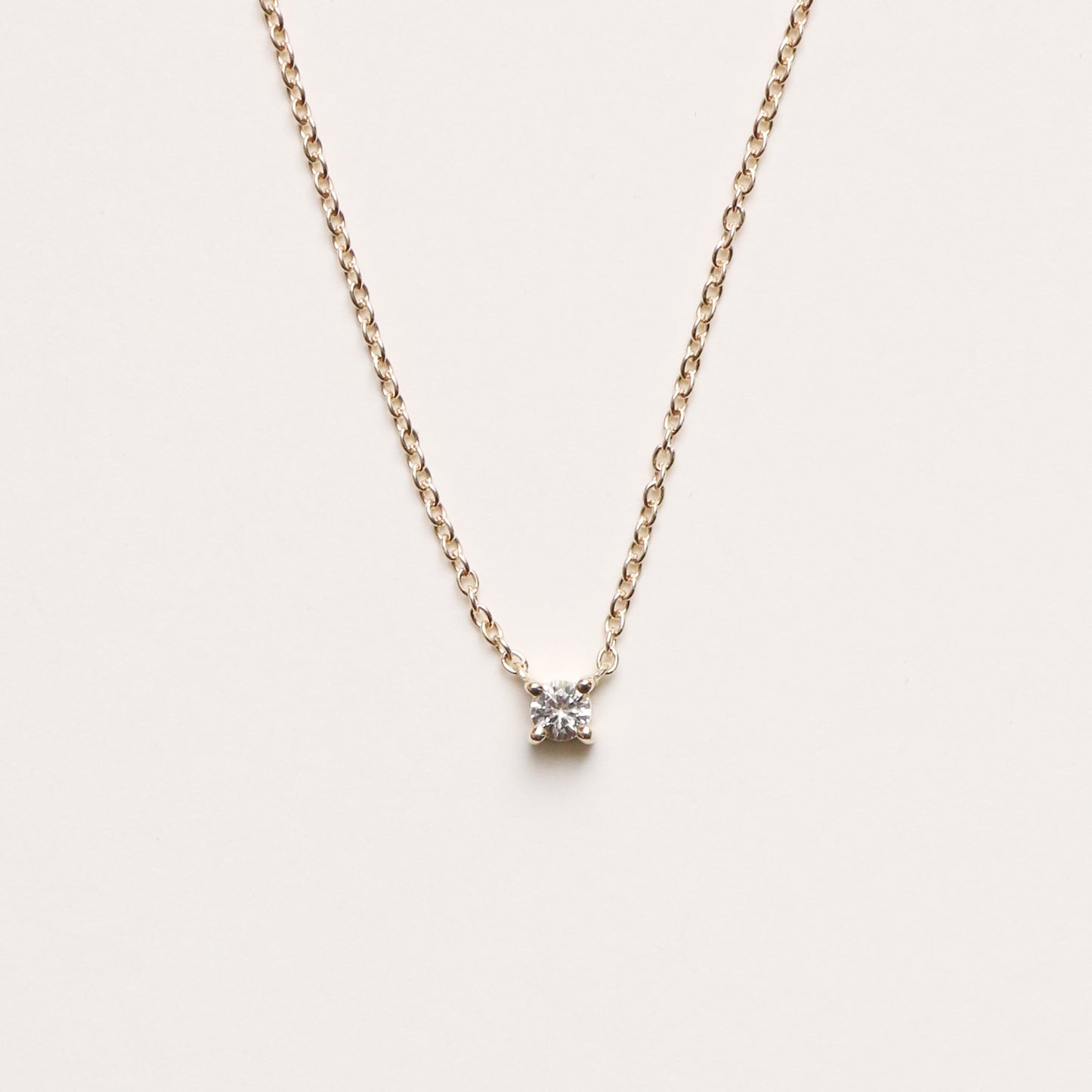 Sophie white necklace handcraftedcph white moissanite floating diamond 9k solid gold necklace halskæde guldhalskæde ren massiv guld lab moissanite floating elegant timeless handmade handcrafted handcraftedcph danish design