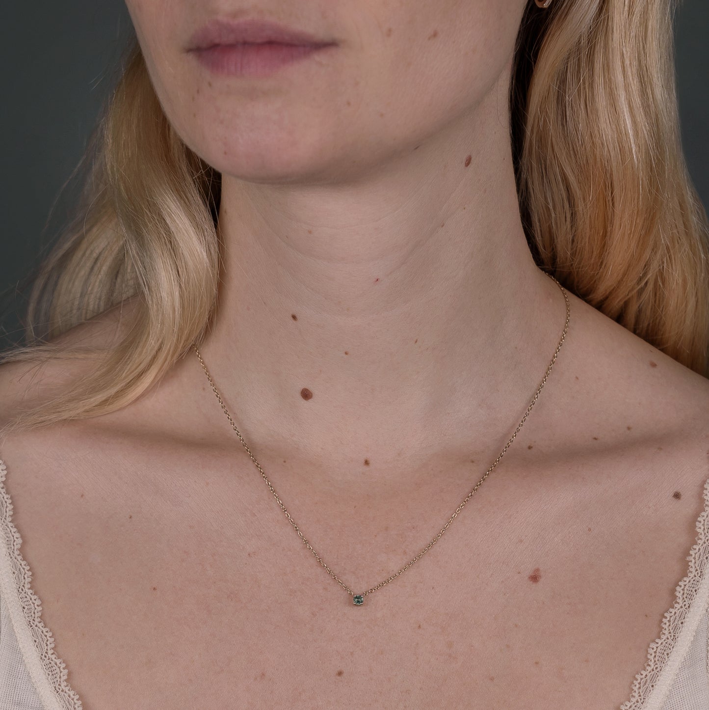 Sophie green necklace handcraftedcph green sapphire floating 9k solid gold necklace halskæde ren massiv guld safir elegant timeless handmade handcrafted danish design classic