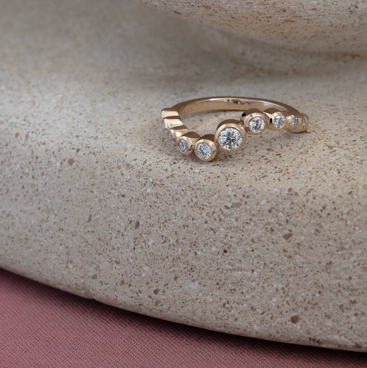 14k gold ring 14 karat guldring diamanter diamonds lab-diamonds lab diamanter klassisk classic design wedding engagement bryllup forlovelse smykke smykker jewelry 