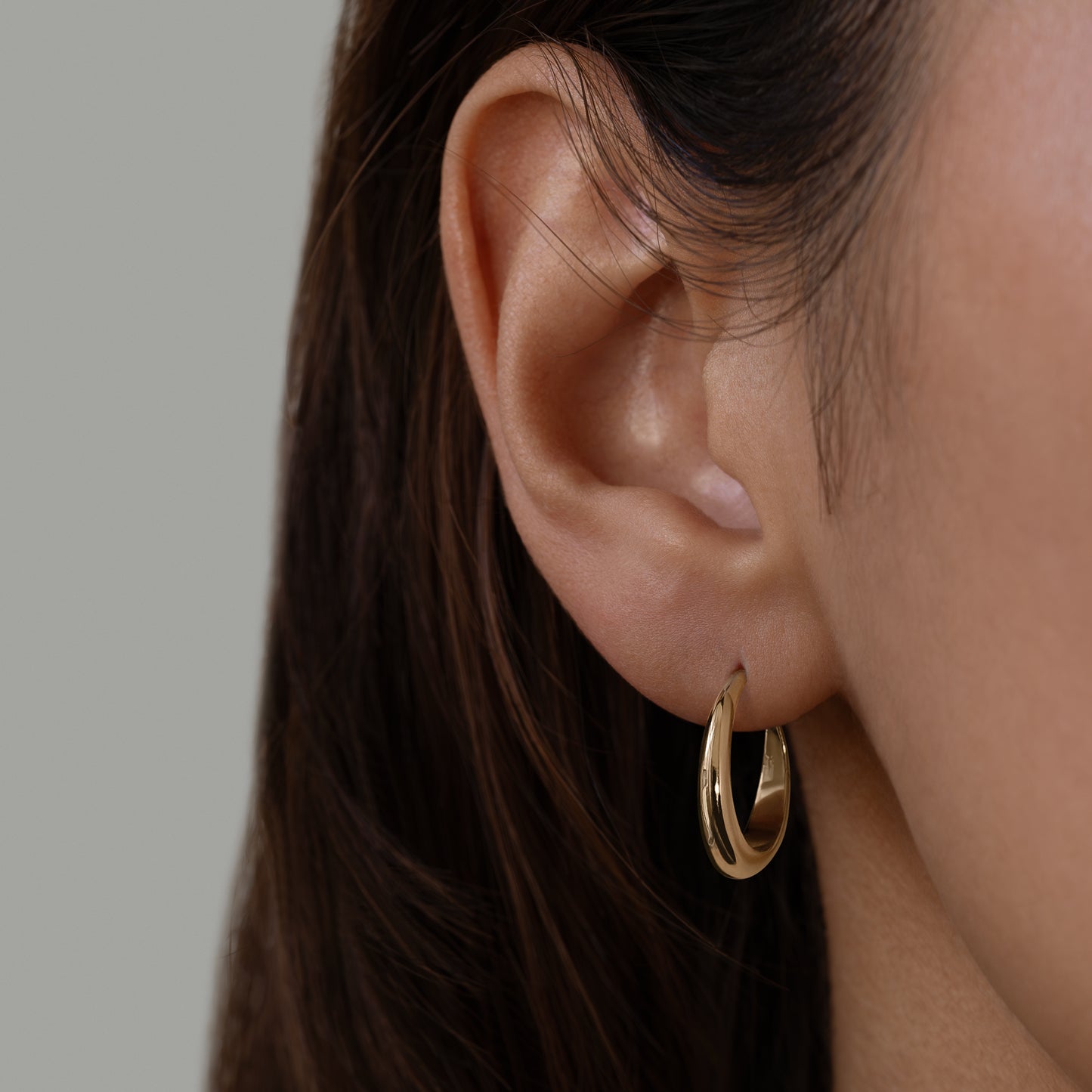 Alva hoops earrings øreringe 925 silver sølv forgyldt 18k gold plated shiny teardrop dråbe dråbeformet 20mm feminine feminin dainty intricate classic klassisk simple simpel modern timeless elegant handcraftedcph handcrafted jewelry copenhagen handmade danish design contemporary mix match