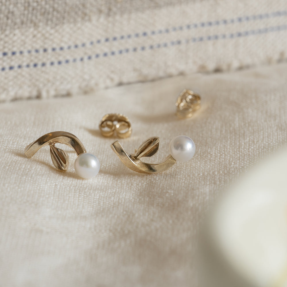 earrings øreringe ørering ear studs ørestikker solid gold 9k guld pearls perler classic design klassisk design jewelry smykker 