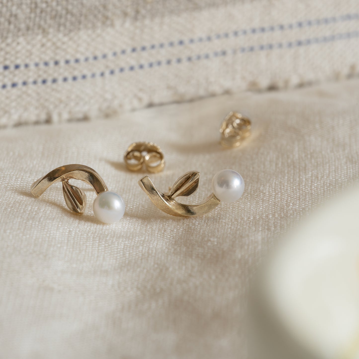 earrings øreringe ørering ear studs ørestikker solid gold 9k guld pearls perler classic design klassisk design jewelry smykker 