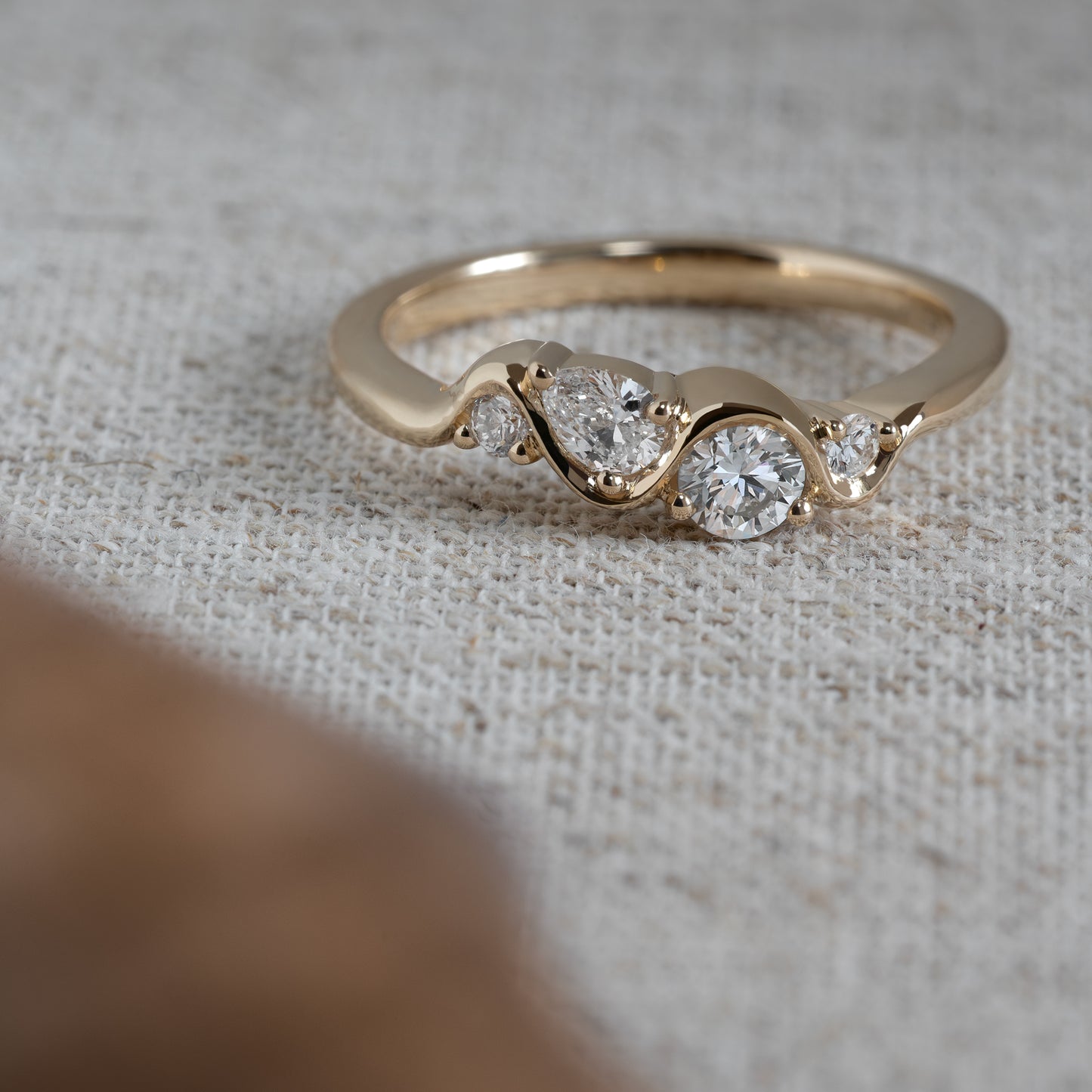 diamonds, diamanter, wedding, bryllup, weddingring, engagementring, engagement, forlovelse, gave, gift, gold, guld, 14k gold, 14 karat, classic, natural, structured, molten, melted, organic style, organisk form, 