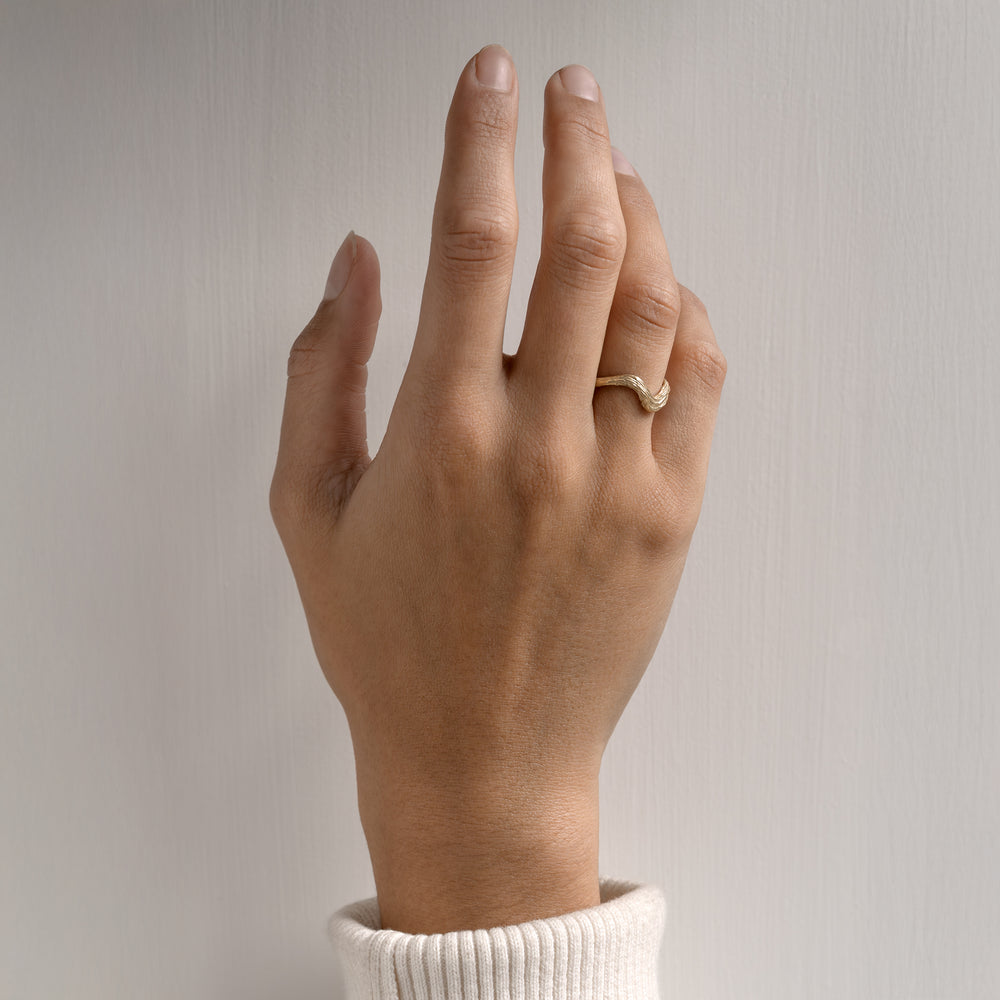 9k gold, 9k guld, ring, guldring, organisk, organic shape, bølger, gave, gift, solid gold, massiv guld