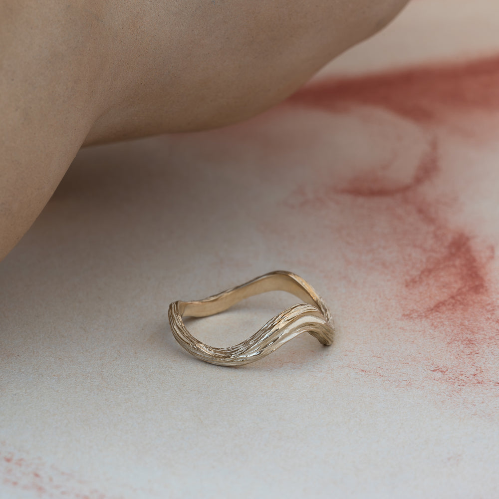 9k gold, 9k guld, ring, guldring, organisk, organic shape, bølger, gave, gift, solid gold, massiv guld