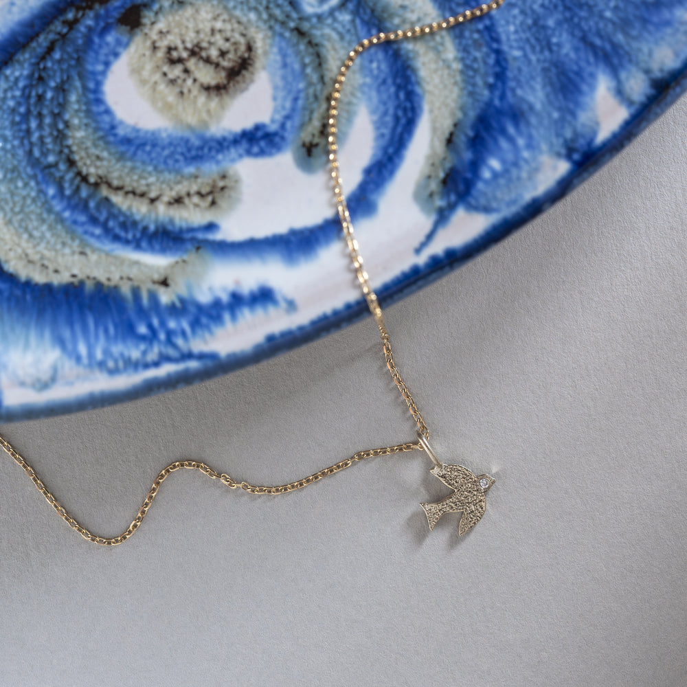 9k gold, 9k guld, charm, vedhæng, fugl, bird, diamanter, diamonds, classic, klassisk design, gift, gave 