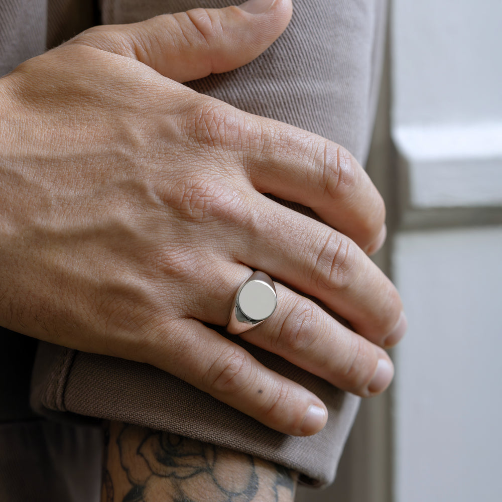 Carlo Signet ring 925 silver sølv solid polished blank signetring round square classic feminine masculine maskulin feminin klassisk chunky massiv minimal simple simpel modern timeless handcraftedcph handcrafted jewelry Copenhagen handmade danish design 
