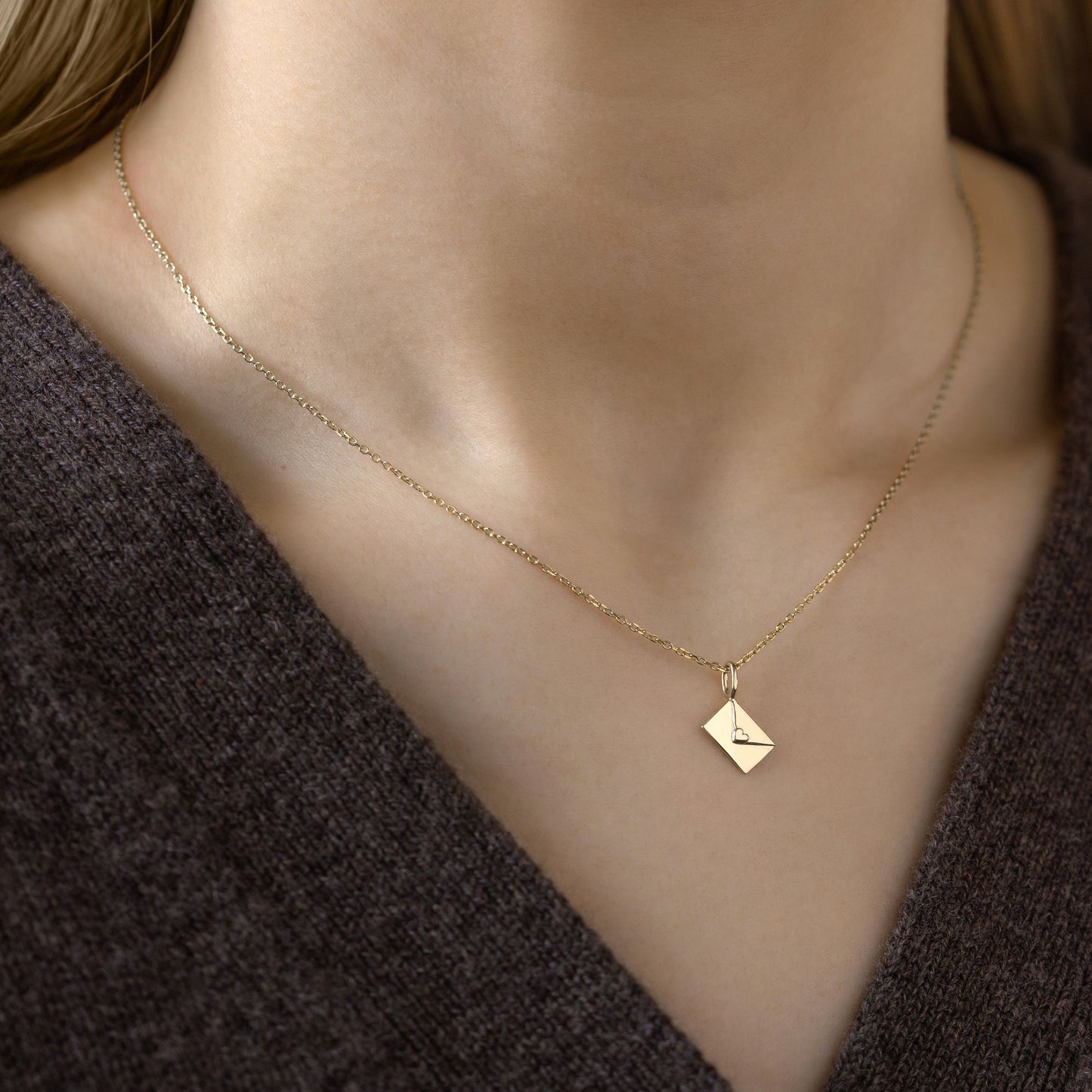 Cécile Envelope Charm pendant 375 9k solid gold massivt guld pendant brev konvolut gravering engraving engraved vedhæng besked message HandcraftedCPH handcrafted Copenhagen handmade Danish design  symbol petit cute polished glat