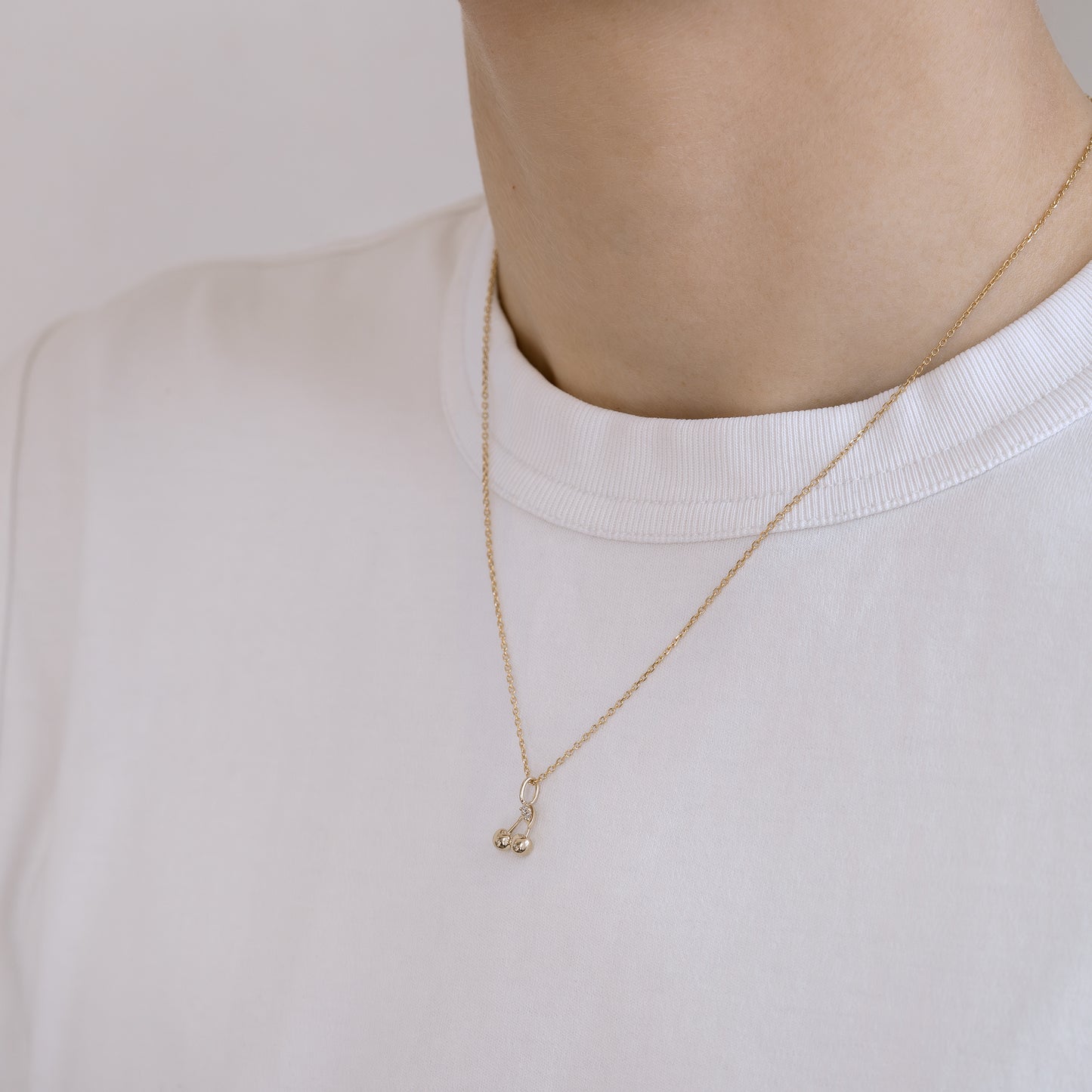 Cherry charm, kirsebærvedhæng, vedhæng, 9k guld, 9k gold, diamanter, diamonds, lab diamonds, cute, dainty, necklace, halskæde, gift, gave